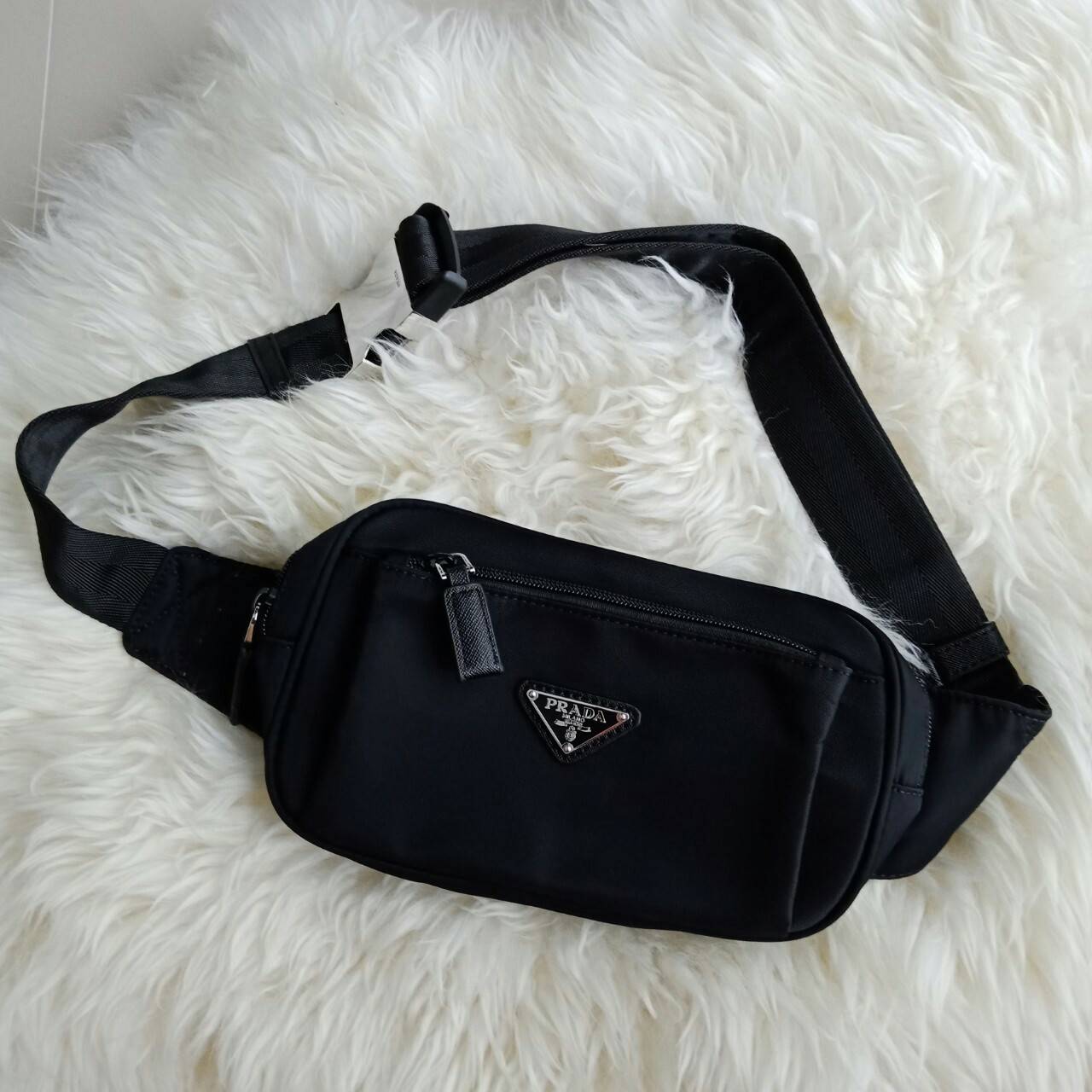 กระเป๋าคาดอก จากแบรนด์ Prada วัสดุทำจากผ้าNylon อย่างหน้า อยู่ทรงสวยเลยคะ ขนาดกะทัดรัด ใส่มือถือ บัตรเครดิต ได้เหลือๆ ด้านหน้ามีช่องซิปแยกให้คะ ด้านในบุผ้าลายแบรนด์อย่างดี มีป้ายโลหะแบรนด์ พร้อมช่องใส่ของแยกอีกด้วยคะ อะไหล่เงินทั้งใบ รุ่นนี้แม่ค้าบอกเลยคะ