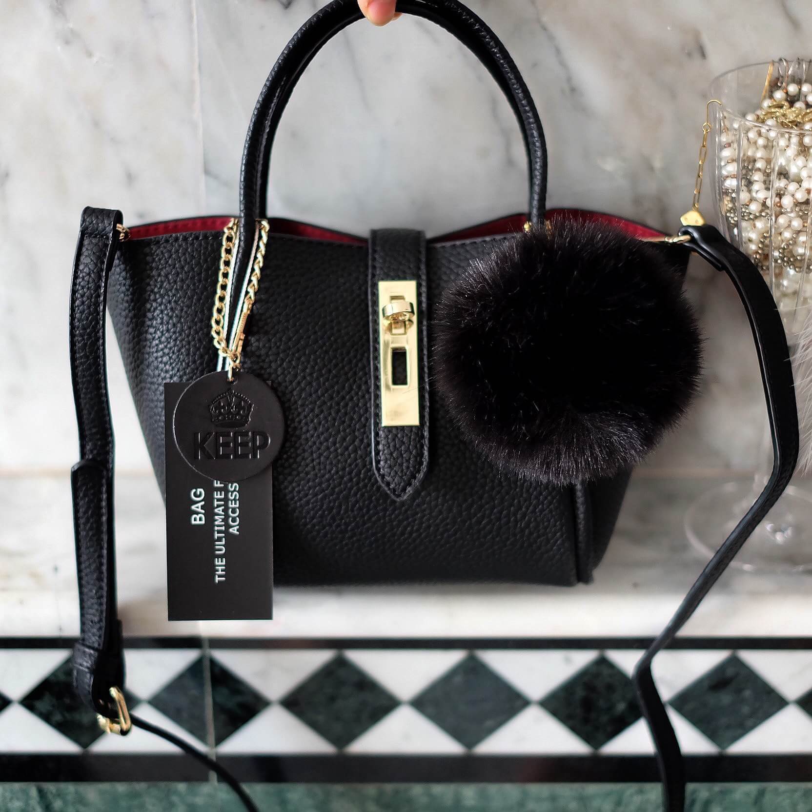 รุ่นมาใหม่ everyday keep handbag 👑สวย หรู เวอร์วัง อีกแล้วค่า 👍 กระเป๋า ถือ//สะพายข้าง หนังสวยๆ มาพร้อมพวงกุญแจ ปอมปอม ฟรุ้งฟริ้ง น่ารักมาก เข้ากับกระเป๋าคะ ตัวกระเป๋าเป็นหนังวัวสังเคราะห์ อย่างดี เนื้อนิ่มหนา อยู่ทรง มีกระเป๋าเล็กๆด้านในแ