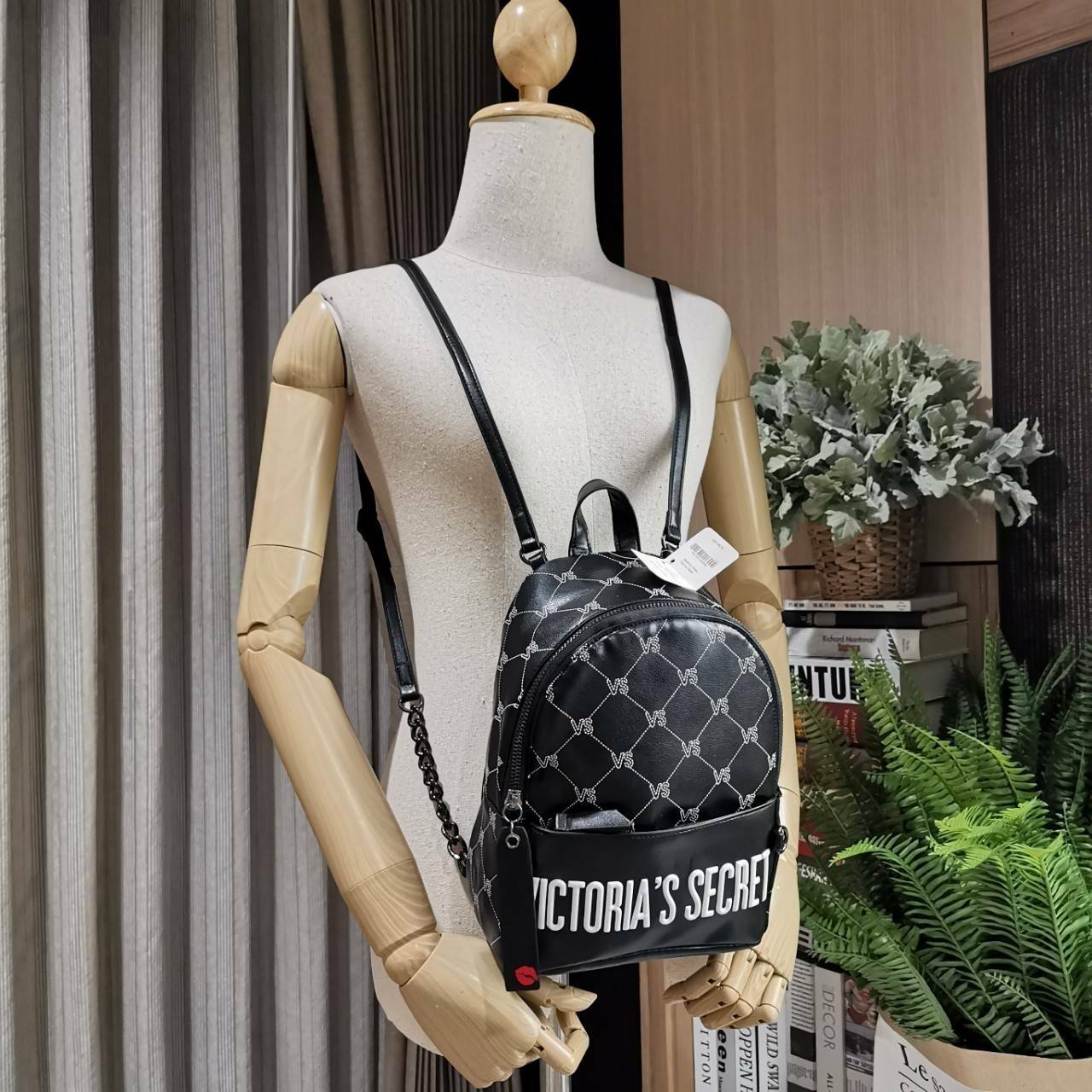 VICTORIA's SECRET MONOGRAM MINI CITY BACKPACK กระเป๋าเป้รุ่นใหม่ล่าสุดวัสดุหนังเรียบลาย Monogram ดีไซน์สวยดู Cool ขนาดมินิ น้ำหนักเบา เปิดปิดด้วยซิปสะดวกใช้ ด้านหน้ามีช่องซิป หูจับถนัดมือ สายสะพายปรับระดับได้ สวยน่าใช้มากๆค่ะ ไอเท็มใหมาชนช็อป! ราคาสุ