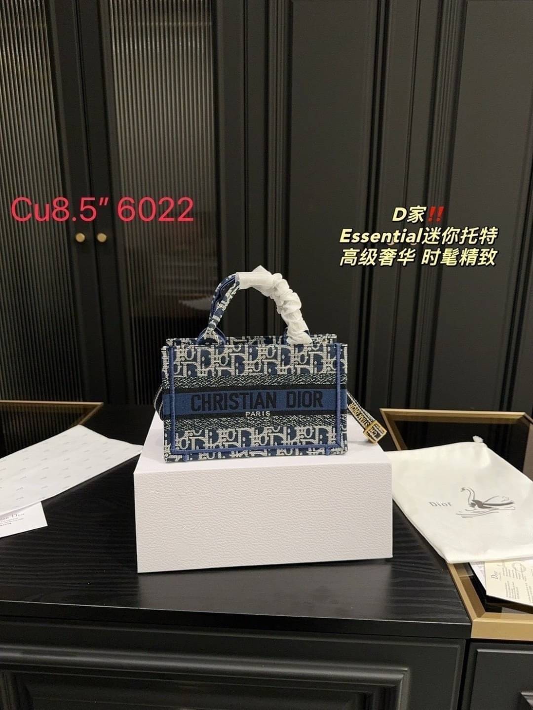 DIOR Book Tote Oblique denim jacquard กระเป๋าทรงโท้ทรุ่นใหม่ งานเดนิม โทนสีเป็นเอกลักษณ์ได้อย่างลงตัว คมชัดสวยงามและหรูหราในตัว ใช้งานง่าย ด้านในกระเป๋ากว้างมาก จุของได้สบายๆ