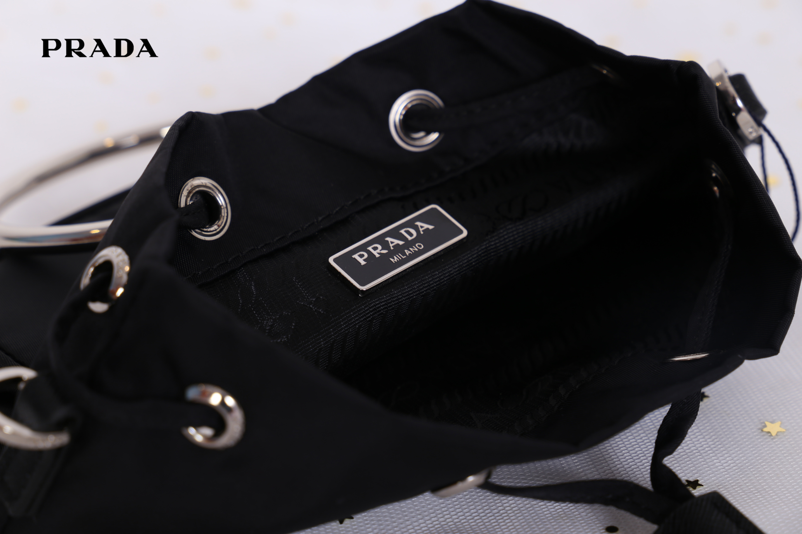 Prada mini nylon drawstring handbag / PRADA Bucket Bag ทรงสวยน่ารัก วัสดุผ้า Nylon คุณภาพดี อะไหล่เงินสวยสุดคลาสิค เปิดปิดแบบหูรูด ด้านในโล่งกว้างจุของได้พอประมาณเลยค่ะ ใส่ Iphone+ หรือรุ่นเทียบเท่าได้แบบสบายๆ ซับในพิมพ์ลายแบรนด์ ตามแบบฉบับแบรนด์