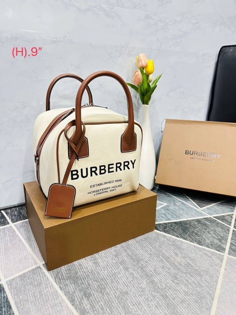 Burberry cube bag in cotton canvas with logo / BURBERRY HORSEFERRY-PRINT CANVAS HALF-CUBE BAG กระเป๋าถือ ทรงโท้ทผ้าแคนวาสพิมพ์ลายแบรนด์มาพร้อมสายยาวสายหนังแบบถอดใช้งานได้ คอลเล็คชั่นกระเป๋าตระกูลหนังผสมผ้าแคนวาสจากแบรนด์