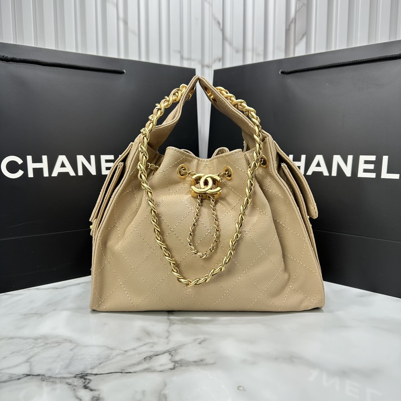 ORI หนังแท้ | 25cm CHANEL 25 Small Handbag Spring-Summer 2025 กระเป๋าสะพายรุ่นใหม่สุดฮอตแห่งปี หนังแท้ลายเกรน ที่สุดแห่งความไอคอนิก มาพร้อมใบเล็ก อะไหล่สีทองสวยหรู