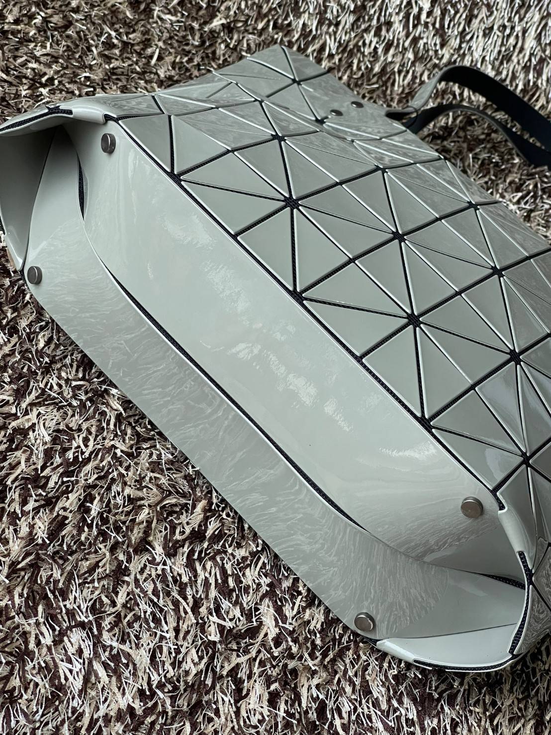 Bao Bao Issey Miyake ROCK MATTE ซีรีส์นี้จะเป็นทรงสี่เหลี่ยมผืนผ้า มีซิปปิดด้านบน ถือเป็นรุ่นที่เหมาะกับการใช้งานในชีวิตประจำวัน สามารถพับมุมและบริเวณด้านล่างของกระเป๋าเพื่อเพิ่มความสะดวกสบายในการใช้งาน ทั้งยังช่วยให้วางกระเป๋าในแนวตั้งได้อีกด้วย แผ่นต่อส