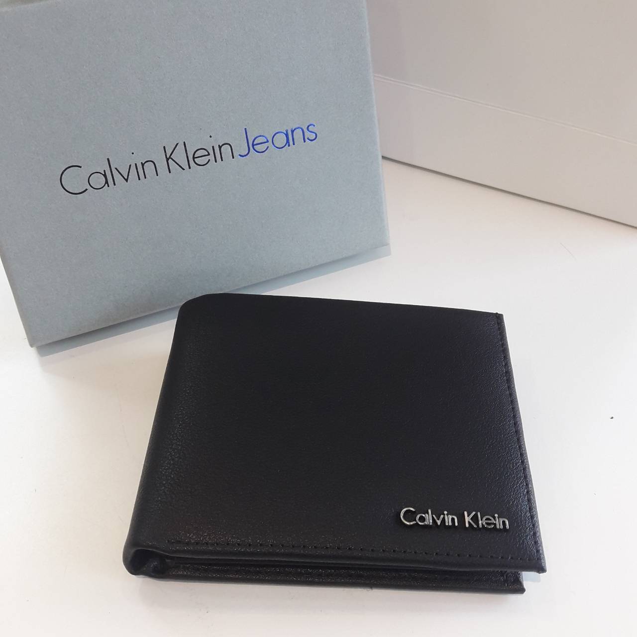 Set กระเป๋าสตางค์ชาย Calvin Klein Short Wallet กระเป๋าสตางค์ใบสั้น ของแท้100% ได้มายากมากค้าาา น้ำหนักเบา ด้านหน้าประดับด้วยโลโก้แบรนด์โลหะเงิน ด้านในเปิดได้ทั้งแบบสองและสามพับ ช่องใส่บัตรเยอะจุใจ ท่านไหนที่กำลังมองหาของขวัญสุดหรู ให้คุณผู้ชาย เซ็ตนี้ตอบโ