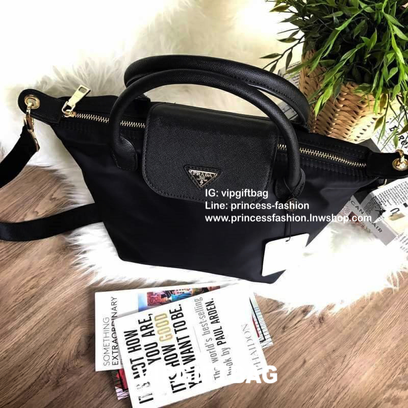 PRADA NYLON BAG WITH ZIP VIP GIFT WITH PURCHASE กระเป๋าถือหรือสะพายสไตล์ Longchamp GWP พรีเมี่ยมกิ้ฟจากเคาน์เตอร์แบรนด์ Limited edition วัสดุ Nylon เนื้อหนาคุณภาพดีตามแบบฉบับแบรนด์ด้านหน้าประดับโลโก้หรู เปิดปิดด้วยฝาปิดและซิป ภายใน Polyester 100% มีโลโก้ 