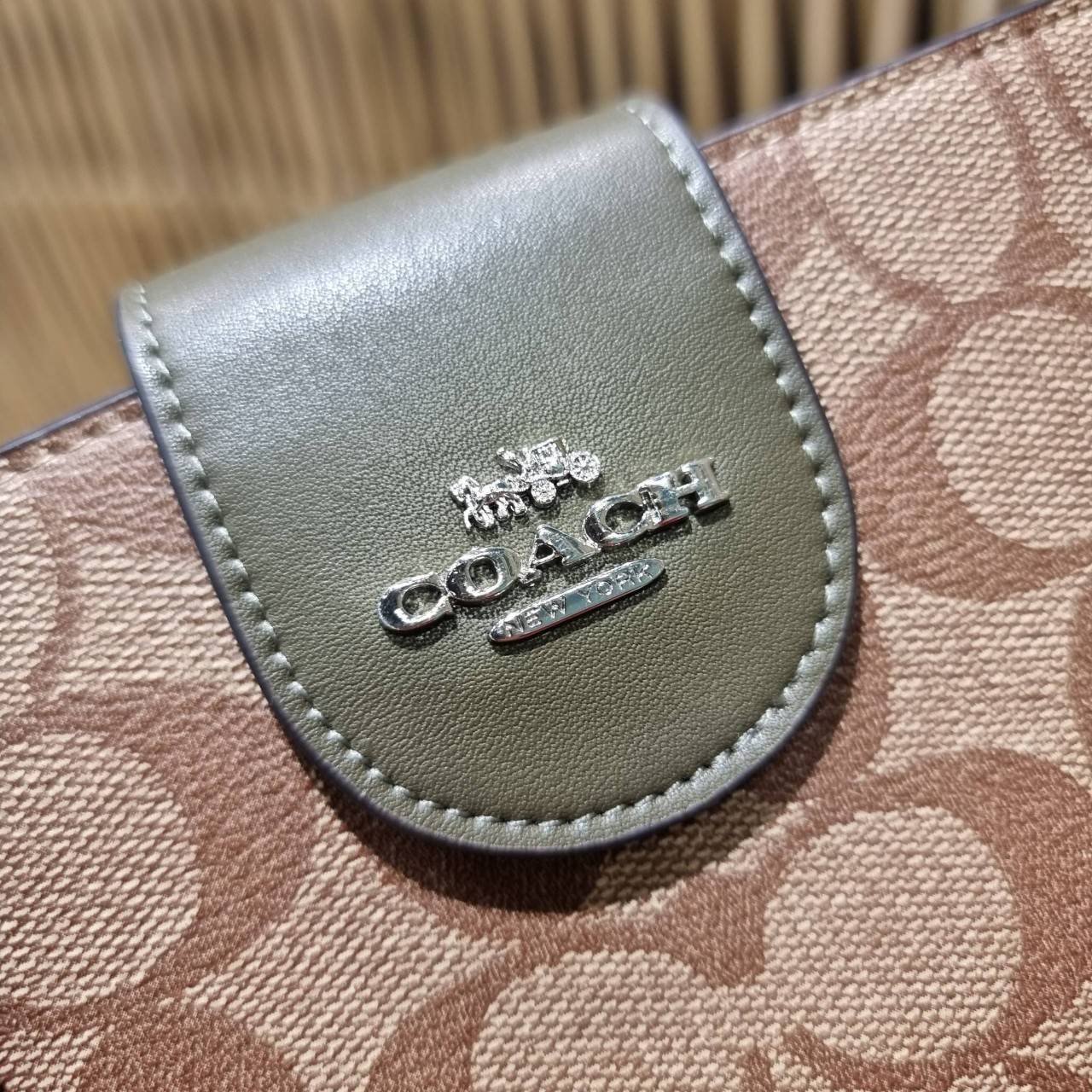 พร้อมส่ง 7 สี COACH C2874 TECH WALLET IN COLORBLOCK SIGNATURE CANVAS จัดให้สีใหม่ก่อนใคร!! ดีไซน์ใหม่ คอลเลคชั่นสวยหรู กระเป๋าสตางค์พร้อมสายคล้องมือ ง่ายต่อชีวิตมากจ้า!! มันดีอะไรเบอร์นี้ ใส่ได้ทั้งบัตร และโทรศัพท์ก็ใส่ได้ทุกรุ่น แถมยังมีช่องซิปแยกไปอีก ช