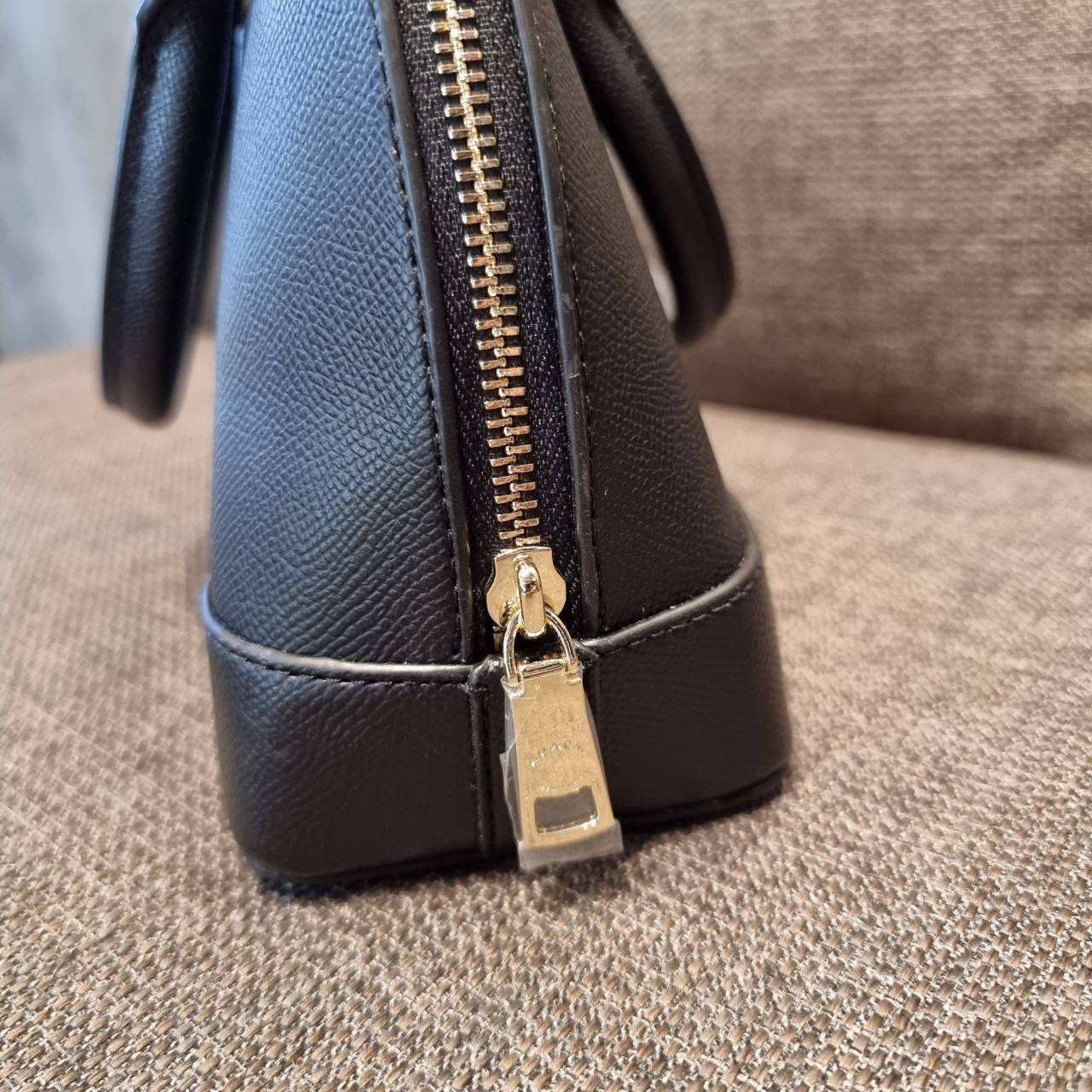 COACH F27591 MINI SIERRA SATCHEL กระเป๋าทรงโดมสุดคลาสสิค สีดำอมตะ ฮิตตลอดกาล มาพร้อมหูจับในตัวและสายสะพายครอสบอดี้ ที่จะคล้องแขนก็ได้อีกลุค หรือจะถือเก๋ๆก็เลิศ วัสดุหนัง crossgrain ทนทาน ดูแลรักษาง่าย ภายในโล่งกว้าง ใส่ของได้ครบไม่ต้องห่วง เป็นไอเท็มที่หา