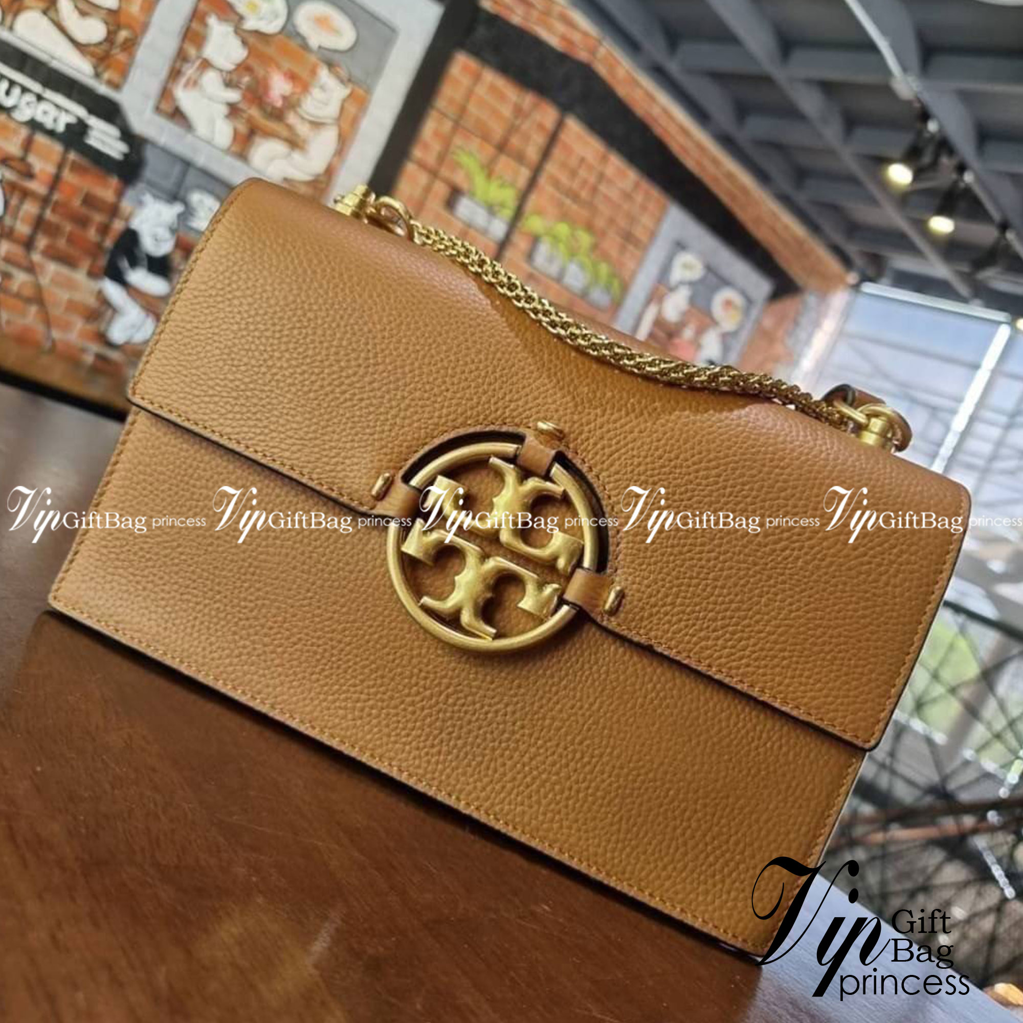 TORY BURCH MILLER SHOULDER BAG รุ่นยอดนิยม รุ่นหายาก รุ่นที่สาวๆตามหา ใบนี้เลย!! สวยหรู ผู้ดีทุกสี กระเป๋าสะพายไหล่ ดีไซน์อยู่ทรง คลาสสิคแฝงความหรูด้วยโลโก้สีทองอร่ามโดดเด่น