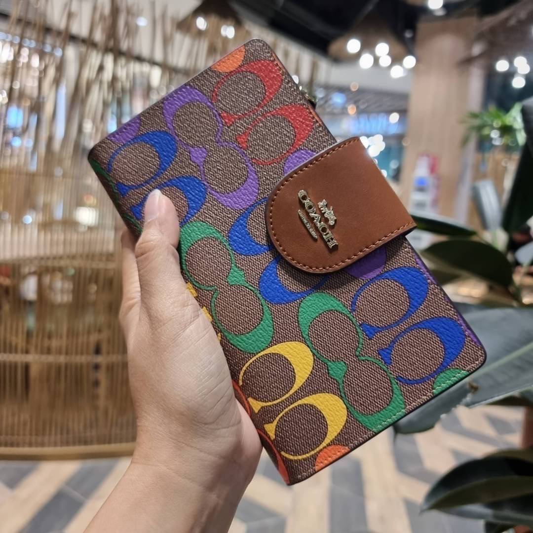 COACH C9944 TECH WALLET IN RAINBOW SIGNATURE CANVAS ดีไซน์ใหม่ คอลเลคชั่นสวยหรู กระเป๋าสตางค์พร้อมสายคล้องมือ ง่ายต่อชีวิตมากจ้า!! มันดี มันพร้อม มันสวยจริงจัง!! ใส่ได้ทั้งบัตร และโทรศัพท์ก็ใส่ได้ทุกรุ่น แถมยังมีช่องซิปแยกไปอีก ช่องเยอะไม่ต้องห่วงจริงๆ วั
