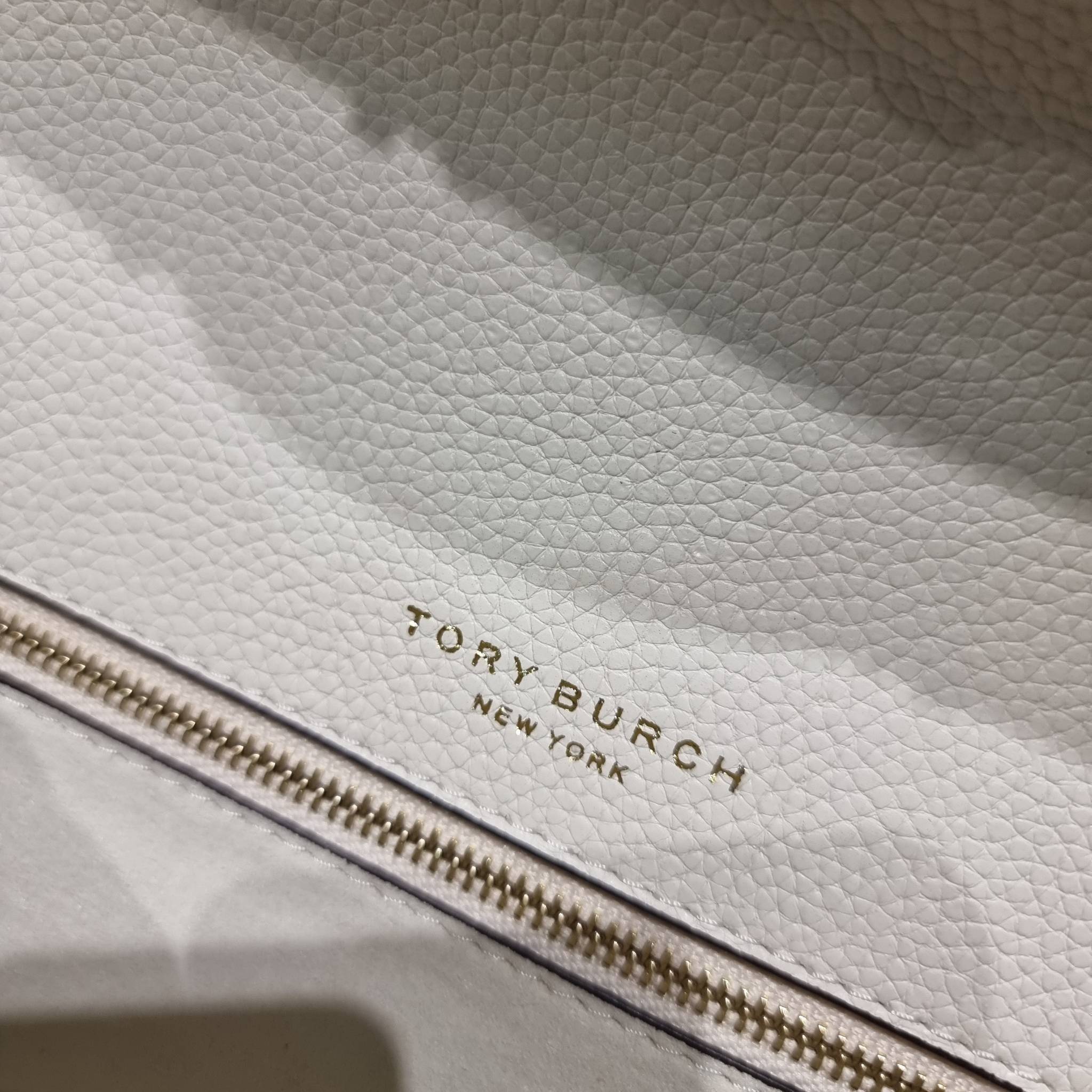 TORY BURCH MILLER SHOULDER BAG / Tory Burch Bag รุ่นยอดนิยม รุ่นหายาก รุ่นที่สาวๆตามหา ใบนี้เลย!! สวยหรู ผู้ดีทุกสี กระเป๋าสะพายไหล่ ดีไซน์อยู่ทรง คลาสสิคแฝงความหรูด้วยโลโก้สีทองอร่ามโดดเด่น