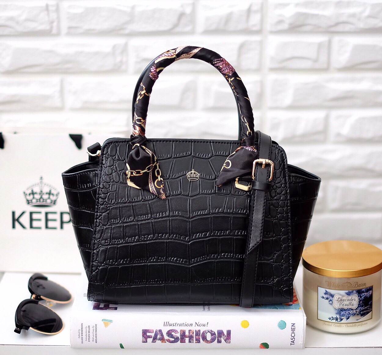 รุ่นใหม่ล่าสุด หนังปั๊มลายจรเข้ สวย หรู มากๆค่า รุ่น KEEP Infinite office bag สวย น่ารัก ขนาดตอบทุกโจทย์การใช้งาน เห็นแล้ว หลงรักเลยคะ 🌲ตัวกระเป๋าขนาดกำลังดี ลายหนังสวยที่สำคัญ ดูแลรักษาง่าย ประดับด้วยผ้าพันหูกระเป๋ารุ่นพิเศษ ทำให้กระเป๋าเก๋ ขึ้น 