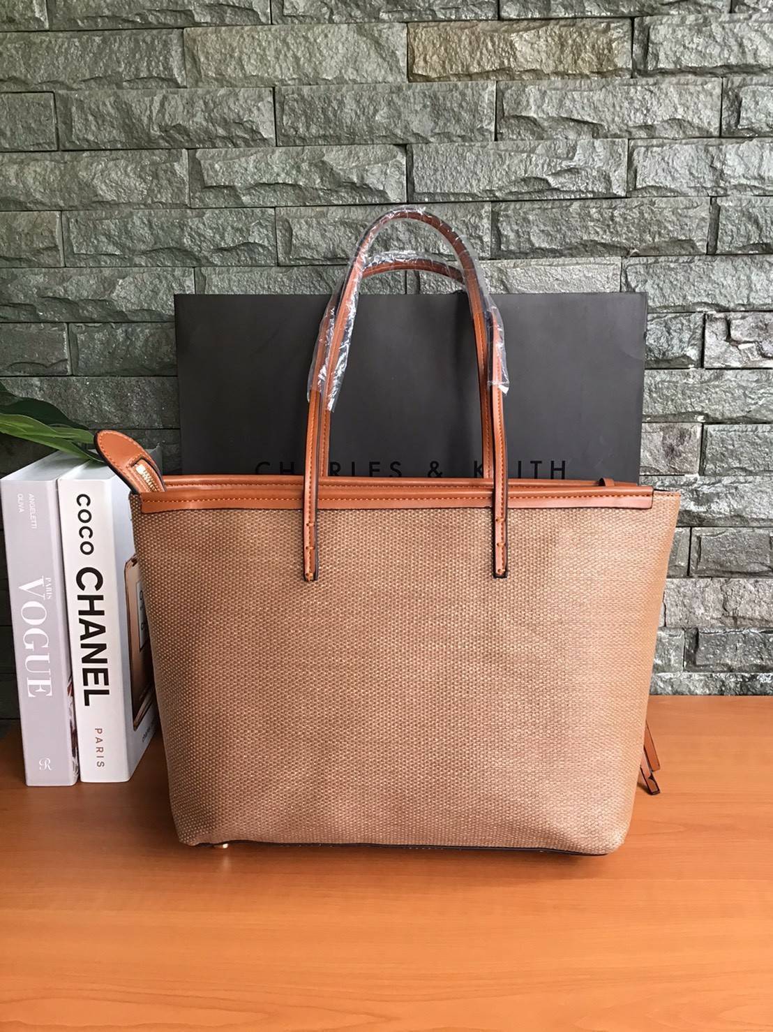 Charles & Keith Black Textured Tote Bag ฮอตฮิตตลอดกาลสำหรับรุ่นนี้ รุ่นยอดนิยม!! มากี่รอบกี่รอบก็ขายดี ใครไม่มีรุ่นนี้ติดตู้ไว้ถือว่าเชยมาก(!!) กระเป๋าสะพายทรง Shopping bag ใบใหญ่จุของได้ใจ น้ำหนักเบา โดดเด่นด้วย Textured วัสดุสานรอบใบ ตัดขอบหนัง สวยอยู่ท