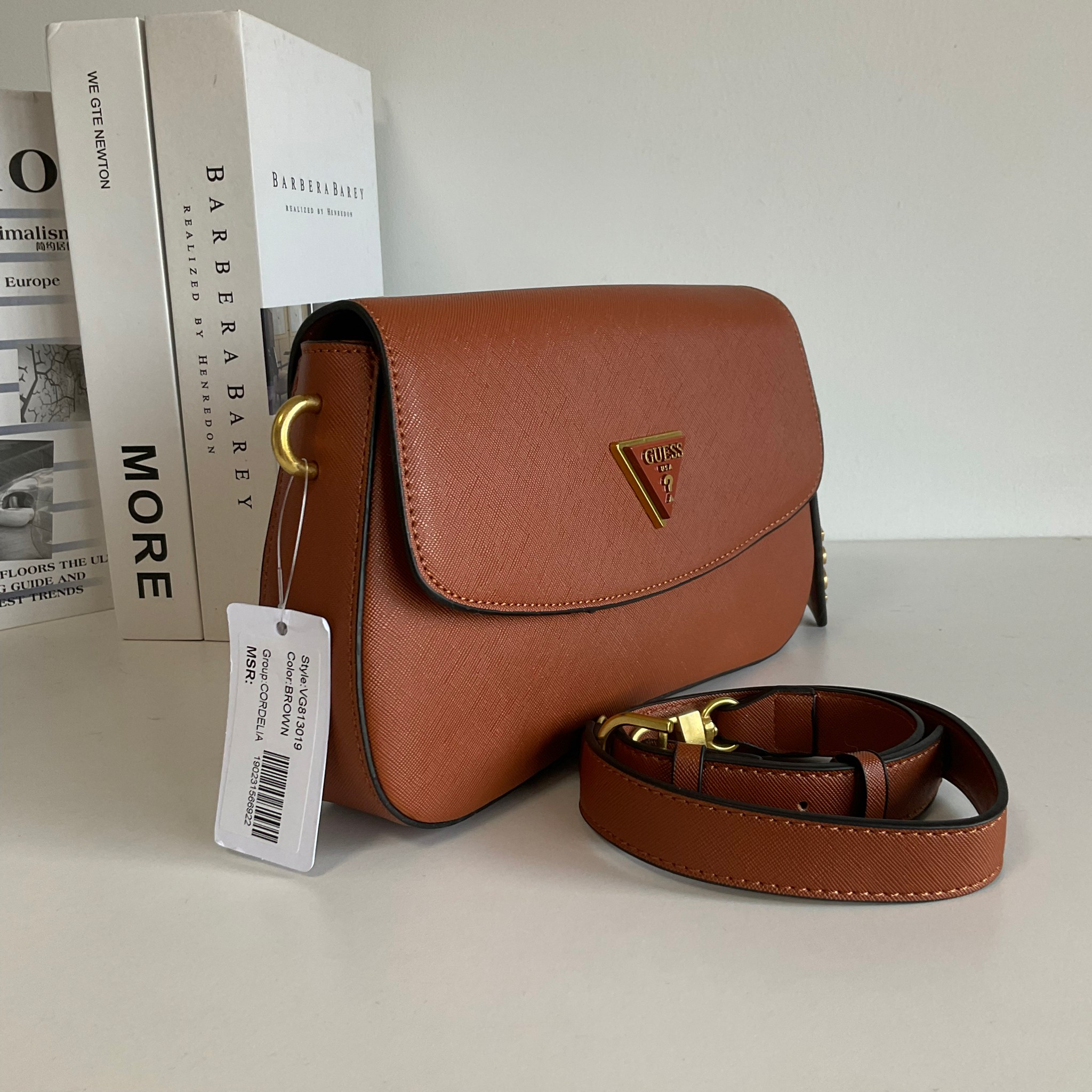 GUESS COLDELIA LOGO FLAP BAG กระเป๋าสะพายไหล่ หนังสวยหรู พิมพ์ลาย อะไหล่ทอง เปิดปิดด้วยกระดุมแม่เหล็ก มีช่องเล็กด้านหน้าหนึ่งช่อง ด้านในใส่กระเป๋าสตางค์ยาว มือถือได้ทุกรุ่น พร้อมช่องซิปแยกให้ มาพร้อมสายสะพายไหล่ปรับและถอดได้ ไอเท็มล่าสุดใบนี้ต้องมีนะคะ