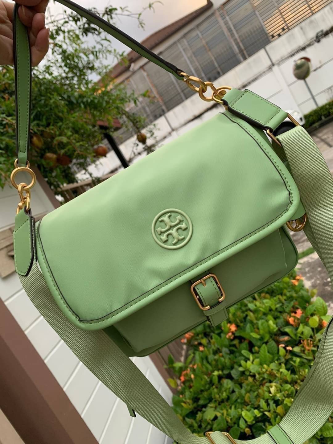 ของแท้ 💯% Tory Burch logo patch satchel bag อีกหนึ่งแบรนด์ดังจากนิวยอร์ก ที่เหล่าดาราเซเลปใช้กันทั่วโลก ด้วยดีไซน์ที่เป็นเอกลักษณ์ เข้ากับยุคสมัย วัสดุ Nylon waterproof ที่แข็งแรงและทนทาน