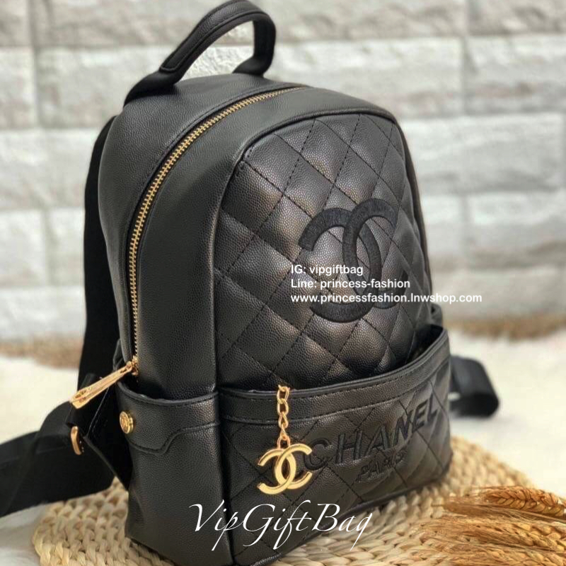 CHANEL CAVIAR BACKPACK (Premium gift bag) กระเป๋าสะพายหลัง วัสดุหนังคาเวียร์ ด้านหน้าปักโลโก้แบรนด์สวยงามมากๆค่ะ มีช่องซิปหน้าให้หนึ่งช่องพร้อมที่จับซิปเป็นอะไหล่แบรนด์ทอง หรูไปอีกนะคะ!! เปิดปิดช่องหลักแบบซิปหัวซิปปั้มแบรนด์ค่ะ ภายในกระเป๋าโล่งกว้าง ใส่ขอ