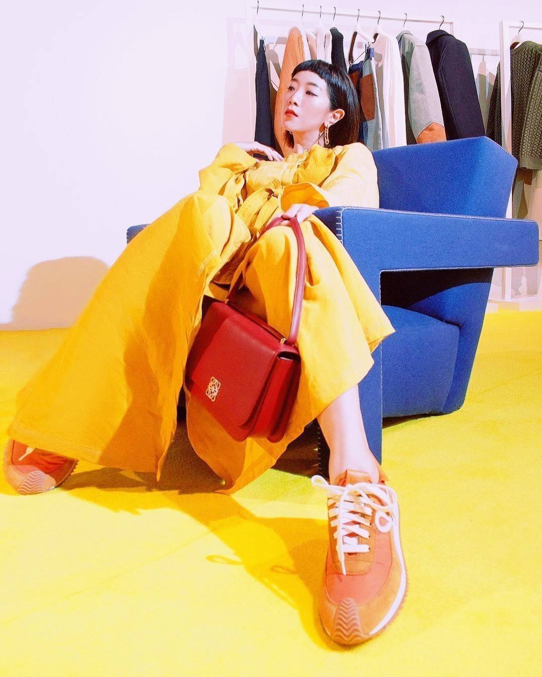 LOEWE CROSSBODYBAG VIP GIFT WITH PURCHASE (GWP) กระเป๋าสะพายพรีเมี่ยมกิ๊ฟ Limited Edition จากน้ำหอม LOEWE DUTY FREE วัสดุหนังแท้ Calf Leather หนังเรียบสวยอยู่ทรงดีไซน์สุดคลาสสิค เปิดปิดด้วยฝาปิดโลโก้แบรนด์อะไหล่ทองหรู ภายในมีช่องแบ่งหลายช่องแยกเป็นสัดส่วน