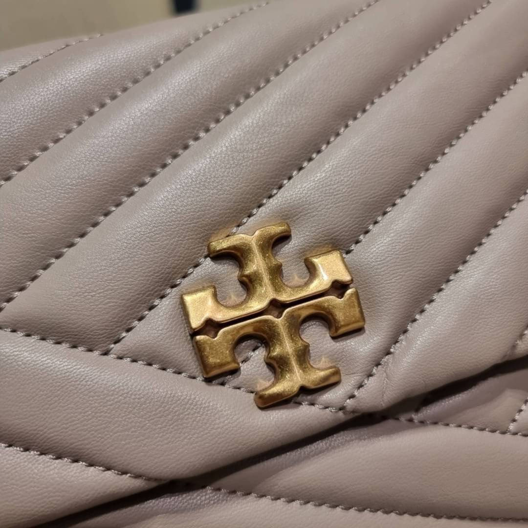 TORY BURCH KIRA CHEVRON CONVERTIBLE SHOULDER BAG (SMALL / MEDIUM) กระเป๋าสะพายรุ่นยอดฮิต ไซส์คลาสสิค ที่ใช้ยังไงก็ดูหรู ดีไซน์เฉพาะตัว วัสดุหนังแกะ สัมผัสนิ่ม เปิด-ปิดด้วยกระดุมแม่เหล็ก ภายในเป็นช่องโล่ง ใส่กระเป๋าสตางค์ มือถือ เครื่องสำอางค์ พาวเวอร์แบงค
