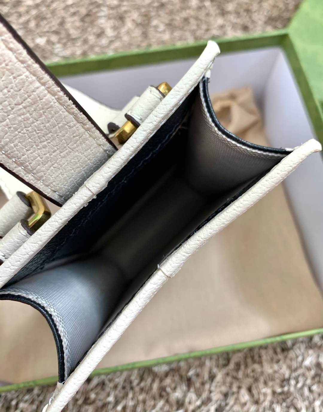 adidas x Gucci phone case ไม่มีได้ยังไง หนุ่มๆสาวๆต้องมีติดตัวค่ะ กระเป๋าใส่มือถือ มีโลโก้แบรนด์แบบนูนอันเป็นสัญลักษณ์ของคอลเลคชั่นนี้เลยค่ะ