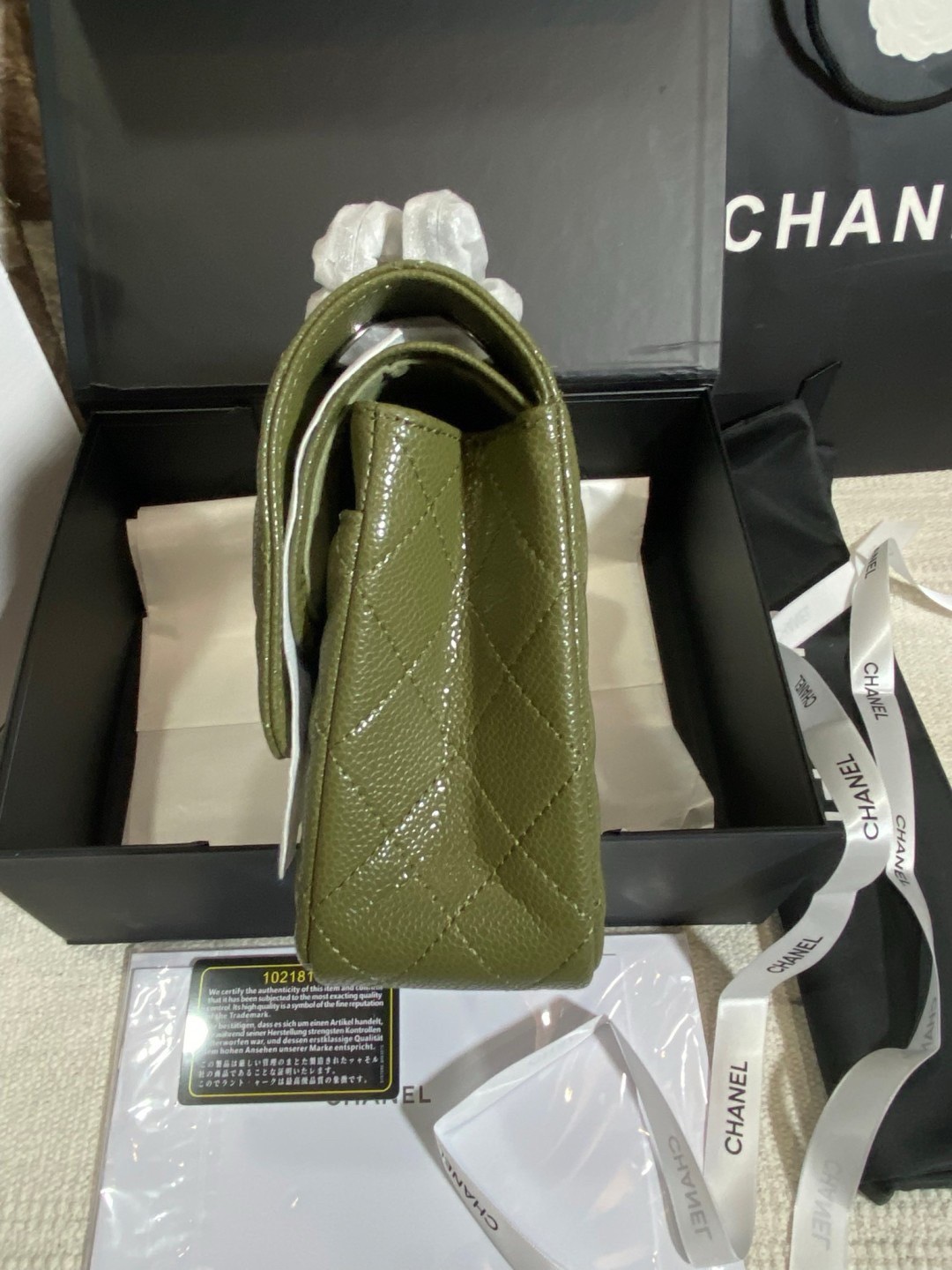 CHANEL Classic Medium Flap Bag กระเป๋าสะพายคลาสสิกรุ่นยอดนิยมตลอดกาล ดีไซน์เรียบหรูหราขับผิว งานหนังแท้สวยมาก มีอะไหล่เงินและทอง สุดยอดเดอะเบสท์ไอเท็ม