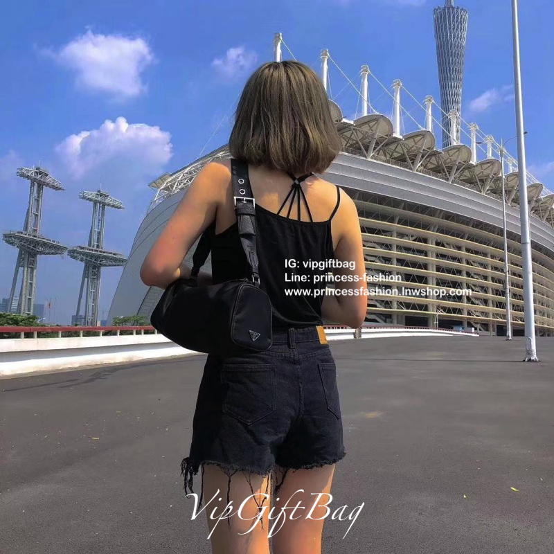 New Arrival Prada Handbag New Collection 2019 วัสดุทำจากผ้า Nylon กันน้ำได้คะ เปิดปิดด้วยซิป อะไหล่เงินทั้งใบ ด้านข้างประดับด้วยโลโก้แบรนด์ เห็นใบเล็กๆ จุของได้เยอะมากคะ กระเป๋าตังค์ยาว เครื่องสำอางค์ เหลือๆ คะ ด้านในบุผ้าลายแบรนด์ มีช่องซิป และ โลโก้แบรน