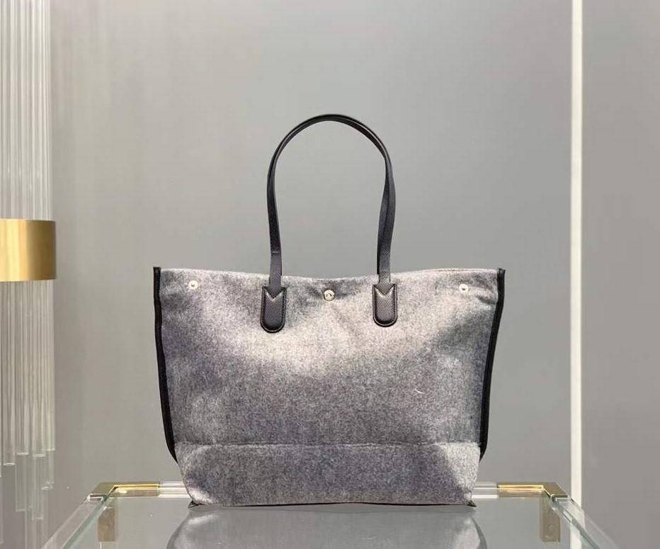 LONGCHAMP ROSEAU ESSENTIAL Shopping bag กระเป๋า Tote วัสดุผ้าขนสัตว์ ซับในผ้าฝ้ายที่จับด้านบนหนังวัว กระเป๋าสะพายใบนี้มีขนาดพอเหมาะ ดีไซน์หรูหรานี้สามารถสะพายไหล่หรือถือในมือก็ได้ นุ่มและน้ำหนักเบา