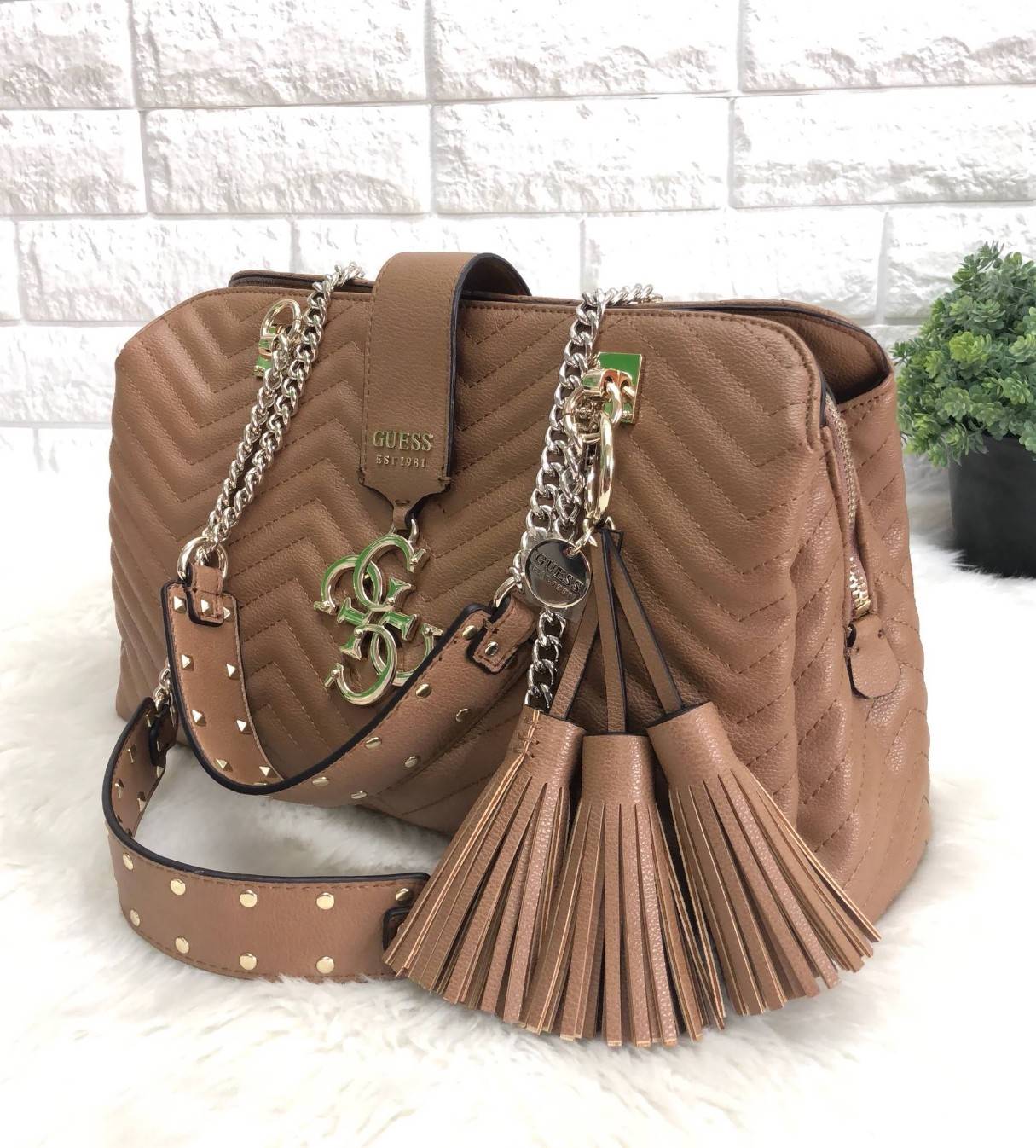 GUESS WOMEN’S VIOLET GIRLFRIEND SATCHEL SHOULDER BAG พร้อมส่งความสวยค่ะ!! กระเป๋าถือ สะพายไหล่ วัสดุเย้บหนังลายนวม หนังนิ่ม ทรงป่องสวยงามาก ด้านหน้าห้อยพวงพู่ยาวลงมาสวยมากๆทีเดียวค่ะ ปากกระเป๋าเปิดปิดแบบกระดุมแม่เหล็ก มีอะไหล่โลโก้แบรนด์หรู ช่องหลักแบ่ง เ