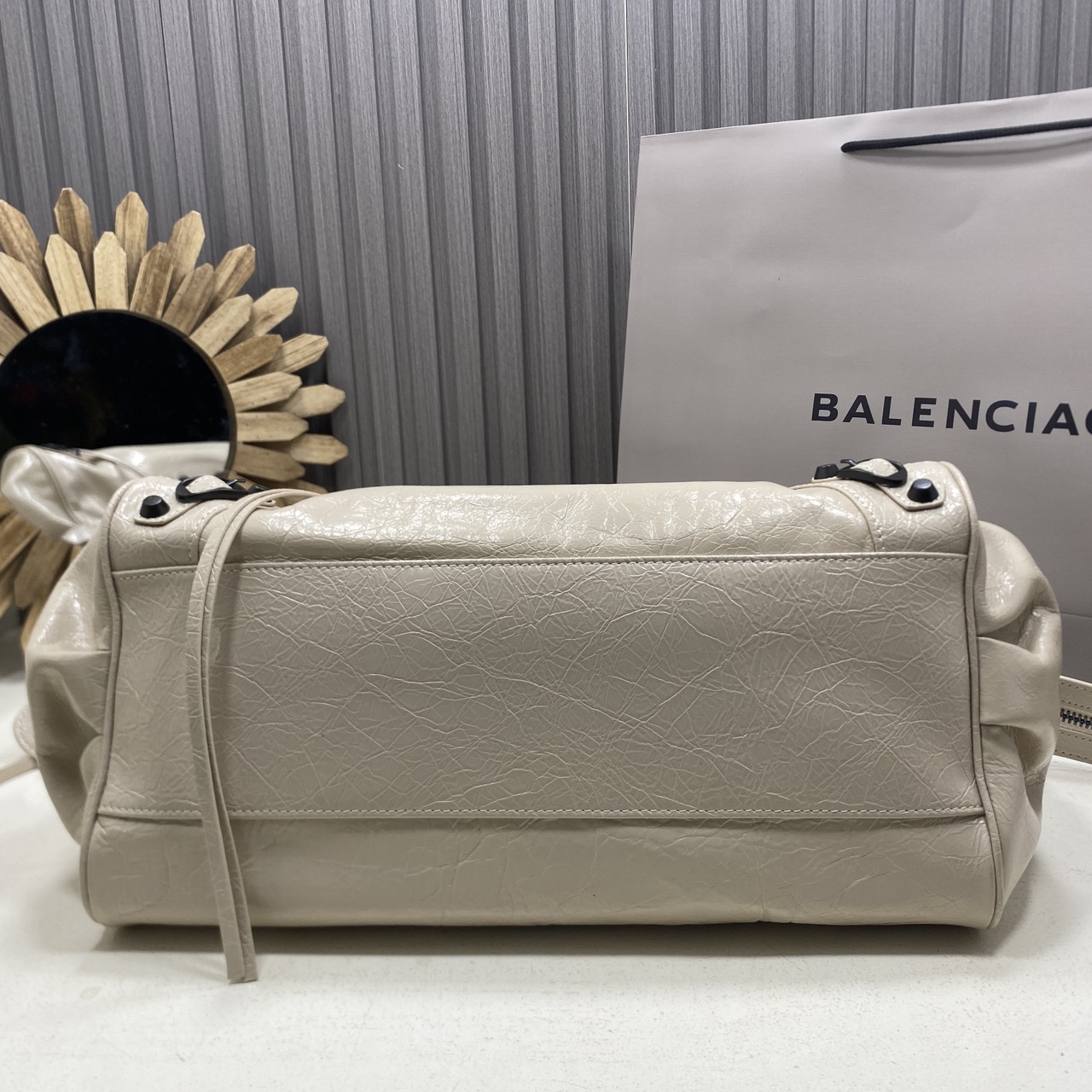 ORI หนังแท้ | Balenciaga Le City Bag East-west Bag กระเป๋าถือ/สะพายข้างทรงยาวดีไซน์โดดเด่นสวยเท่ล้ำสมัย ที่สุดแห่งความไอคอนิกไม่เหมือนใคร มีกิมมิคและลูกเล่นแพรวพราว