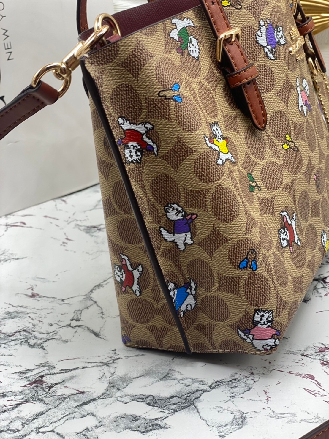 ไม่หลงรัก ทำไงไหว!! COACH MOLLIE TOTE 25 IN SIGNATURE CANVAS WITH SNOOPY (COACH C4250) กระเป๋าถือ กระเป๋าสะพาย รุ่นฮิต พิมพ์ลาย น่ารักเกินเบอร์ได้อีก// ขนาดเหมาะมือ มีสายสะพายยาว ถอดและปรับระดับได้ //วัสดุแคนวาส ผสมหนังแท้ ขึ้นทรงสวย ลาย SIGNATURE ด้านในโ