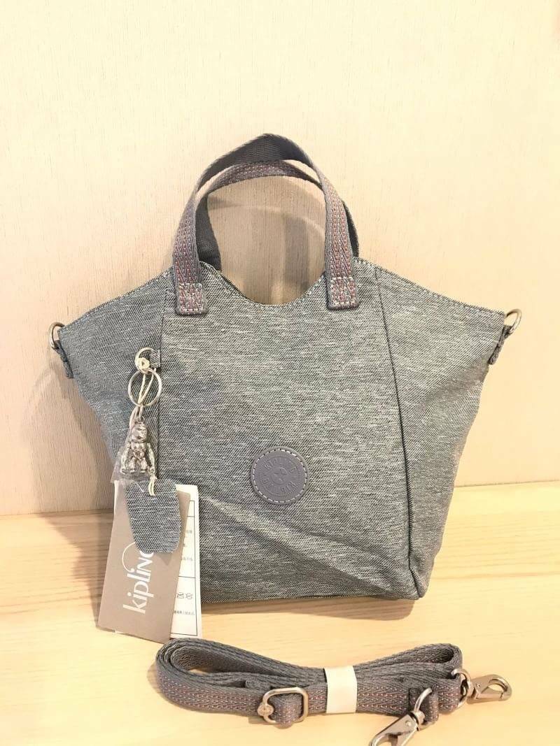 Kipling Small Cross-Body Bag รุ่นMayday อีกหนึ่งคอลเลคชั่นที่น่าสนใจ ขนาดกำลังพอดี น้ำหนักเบา เปิดปิดด้วยซิปเดียว ภายในใส่มินิไอแพค กระเป๋าสตางค์ หรือของใช้จุกจิกได้เยอะเพิ่มสายสะพายปรับสั้นยาวและถอดออกได้ ประดับด้วยลิงเป็นสัญลักษณ์ น่ารักใสๆอีกหนึ่งรุ่นท