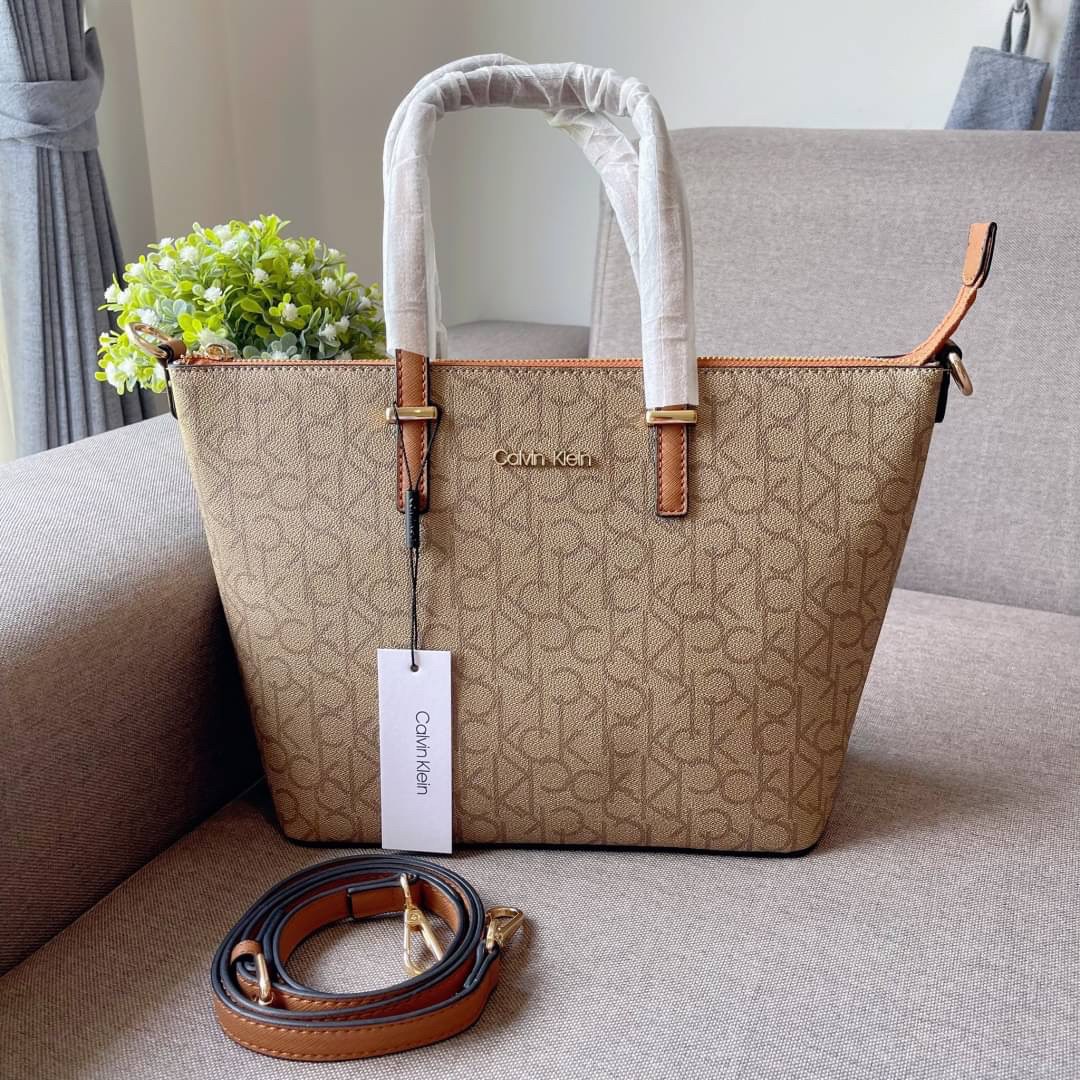 CALVIN KLEIN TOTE BAG กระเป๋าทรงช้อปปิ้งจากแบรนด์ Calvin Klein หนังดี ทรงสวยมากกมา พร้อมกับสายสะพายหนัง ถอดได้ ปรับระดับได้ เปิดปิดด้วยซิปบน ภายในโล่งกว้างซับในอย่างดี