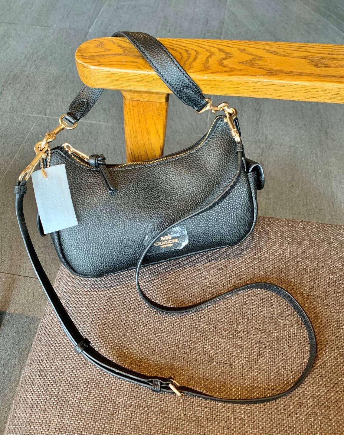 น้องออกใหม่ล่าสุดสวย หักใจไม่ลงเลยค่าา😘 COACH PENNIE SHOULDER BAG ((C7222)) พร้อมส่ง สีใหม่ล่าสุด ยังไม่มีในช๊อปไทยค่าา กระเป๋าหิ้ว//สะพายข้างได้ สุดคุ้ม! หนังแท้ชั้นดี ลายหนังสวย นิ่มมือดีมากๆค่ะ ปากกระเป๋าแบบซิปมีหนังห้อยเพิ่มความเก๋ ภายในกระเป๋