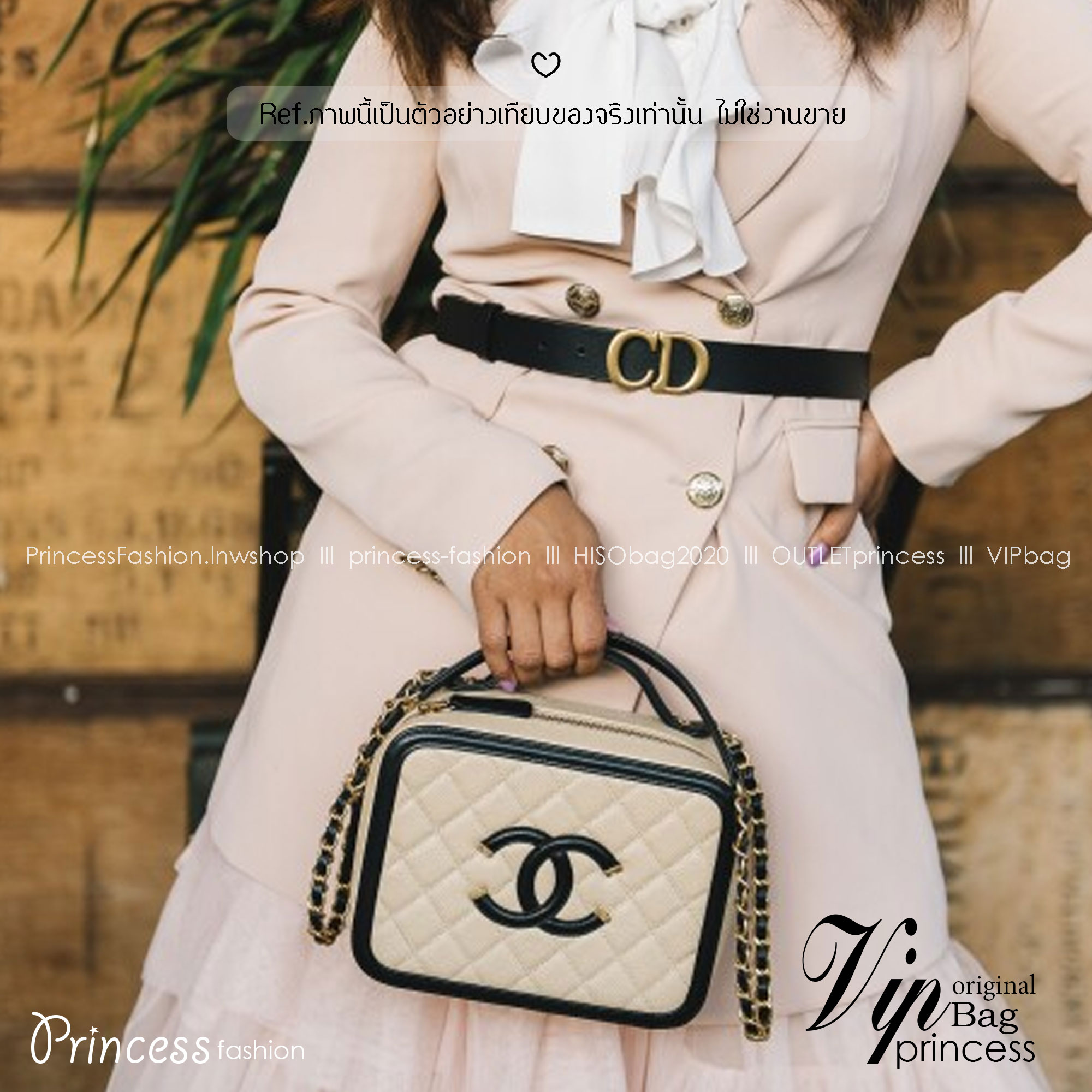 Chanel CC Filigree Vanity Case งานตามหาเข้าแล้วน้า พร้อมส่งมีจำนวนจำกัดนะคะ กระเป๋าสะพายทรงกล่องรุ่นยอดนิยม นอกจากความคลาสสิคของรูปทรง ตัวอะไหล่ก็ยังปรับเพิ่มดีเทลความหรูดูแพง