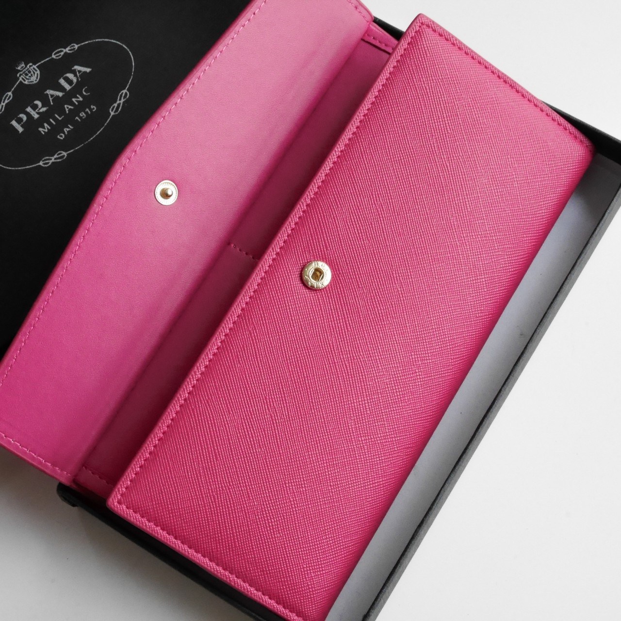 พร้อมส่งครบสีค่ะ 🖤💙💖 Best Seller PRADA LONG WALLET กระเป๋าสตางค์ยาว **รับทรัพย์ ทรงหรู จากงานพรีเมี่ยมกิ้ฟ จากเคาเตอร์ต่างประเทศ จากแบรนด์ PRADA ลายหนัง SAFFIANO มีช่องใส่บัตร ถึง 12 ช่อง และช่องซิปใส่ของจุกจิกได้ น้ำหนักเบา จับถนั