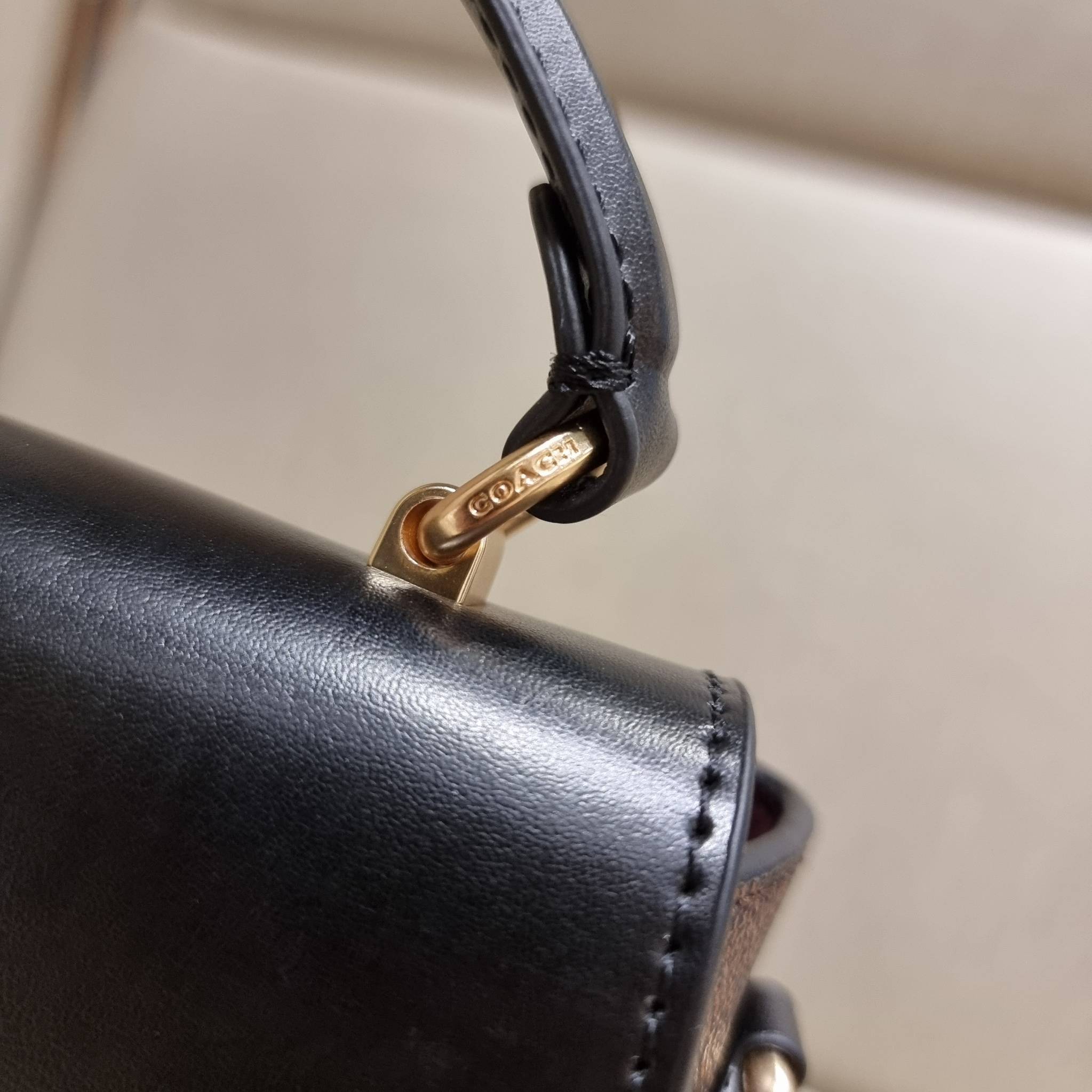 COACH C1765 MARLIE TOP HANDLE SATCHEL IN SIGNATURE CANVAS กระเป๋าถือ/สะพายข้าง มีดีไซน์ยูนีค โดดเด่น ตกแต่งโลโก้ด้านข้างอะไหล่ทอง สวยคลาสสิคด้วยวัสดุแคนวาสสลับหนังแท้ เปิด-ปิดด้วยตัวล็อคแน่นหนา ภายในเป็นช่องโล่ง ใส่ของได้ครบครัน มาพร้อมหูจับในตัวและสายสะพ