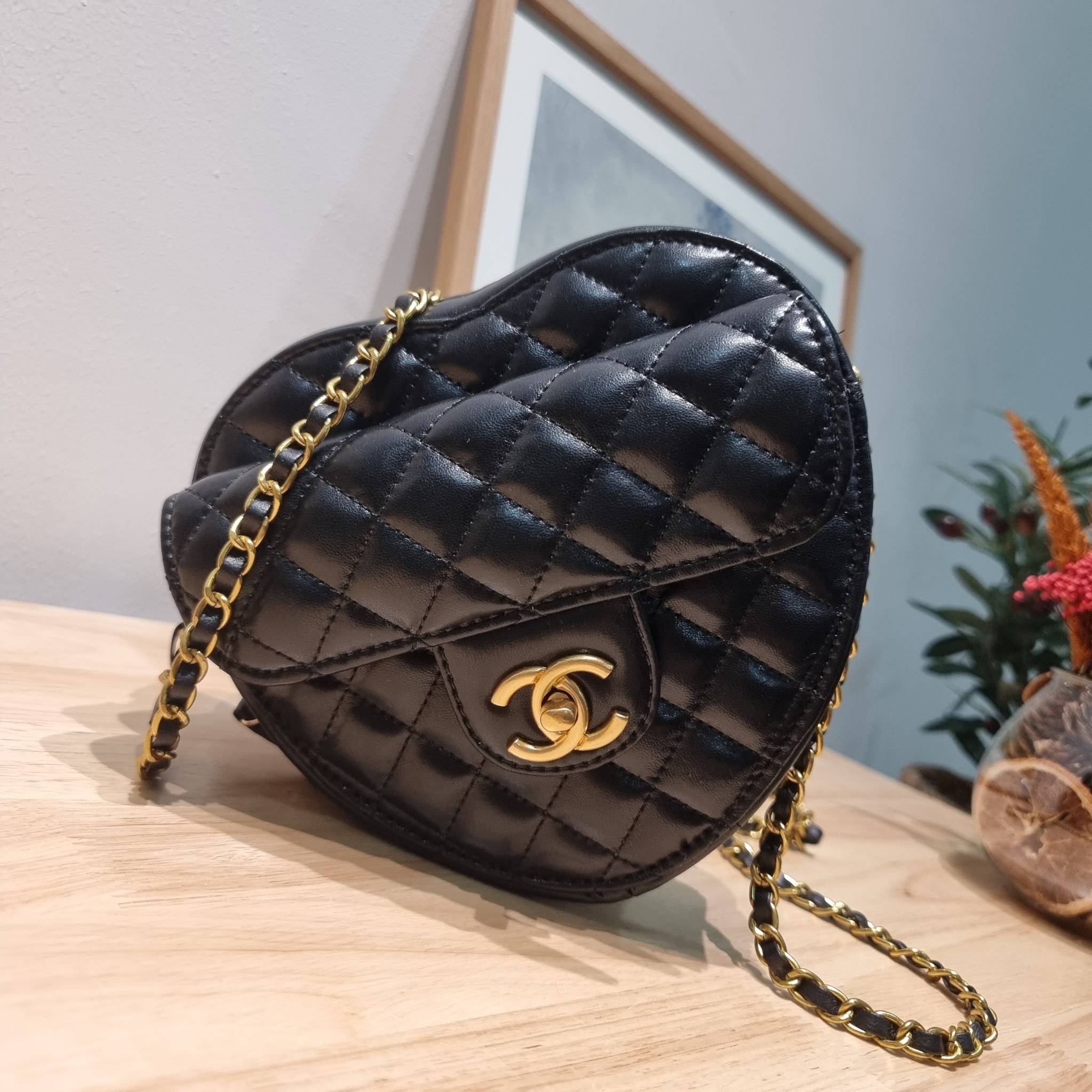CHANEL Heart Bag Lambskin & Gold-Tone Meta สวยมาก มงลงมาก!! กระเป๋าสะพายสุดคิ้วท์ ที่ดีไซน์รูปทรงหัวใจไม่ซ้ำใคร น่ารักทุกสี น่าใช้ไปเลยแม่!! วัสดุหนังแกะฟอกสี เปิด-ปิดด้วยซิป ด้านหน้ามีช่องเก็บของจุกจิก ภายในเป็นช่องโล่ง ใส่มือถือ ใส่กระเป๋าสตางค์สั้นได้ 