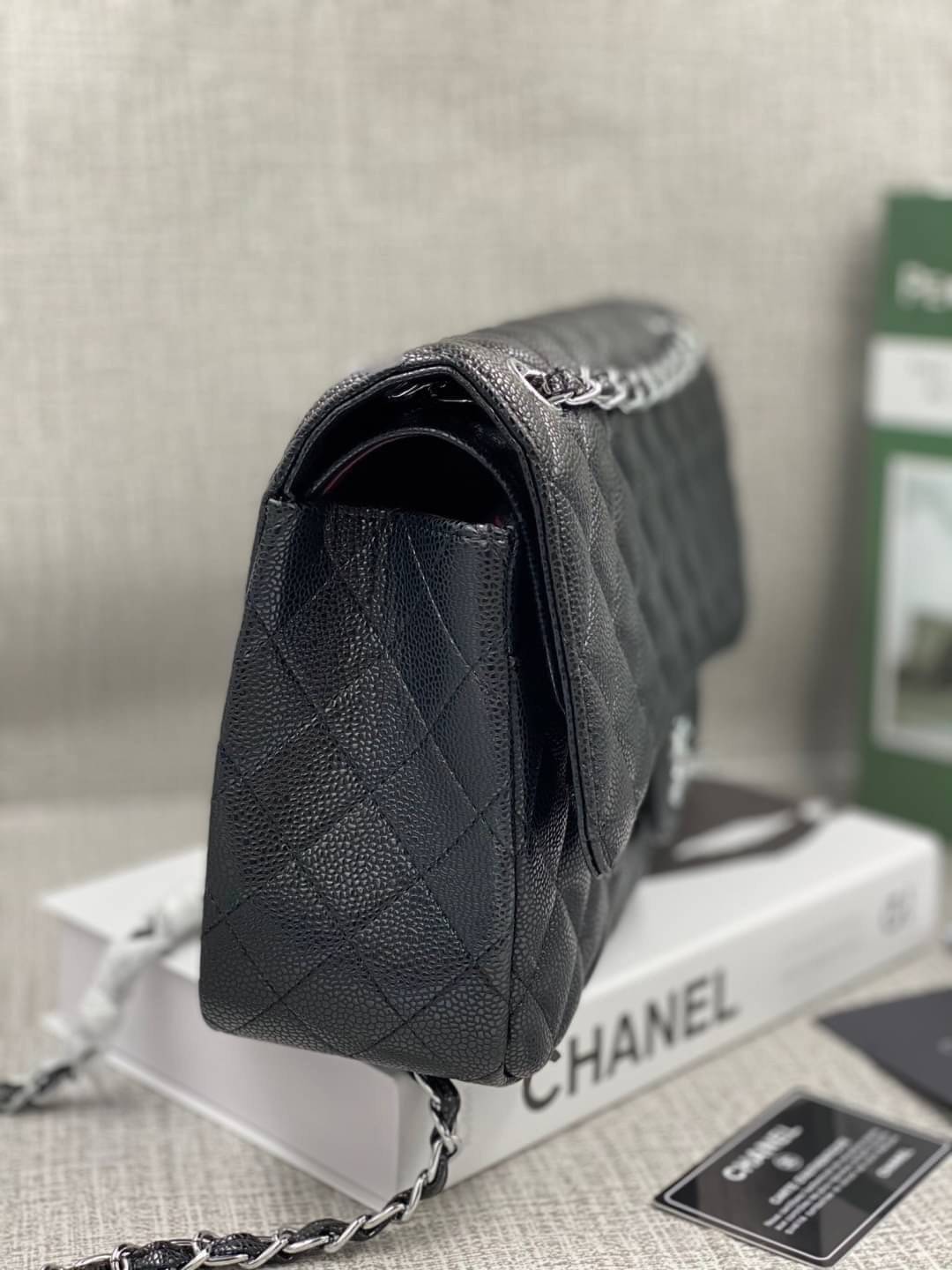 หนังแท้ CHANEL LARGE CLASSIC JUMBO HANDBAG 30cm พร้อมส่งที่ไทย Lambskin & Grained Calfskin กระเป๋าสะพายคลาสสิกใบใหญ่ หนังแท้และโลหะสีทอง/สีเงิน ภาพสินค้าถ่ายจากงานขายจริง ใช้งานต่างประเทศได้