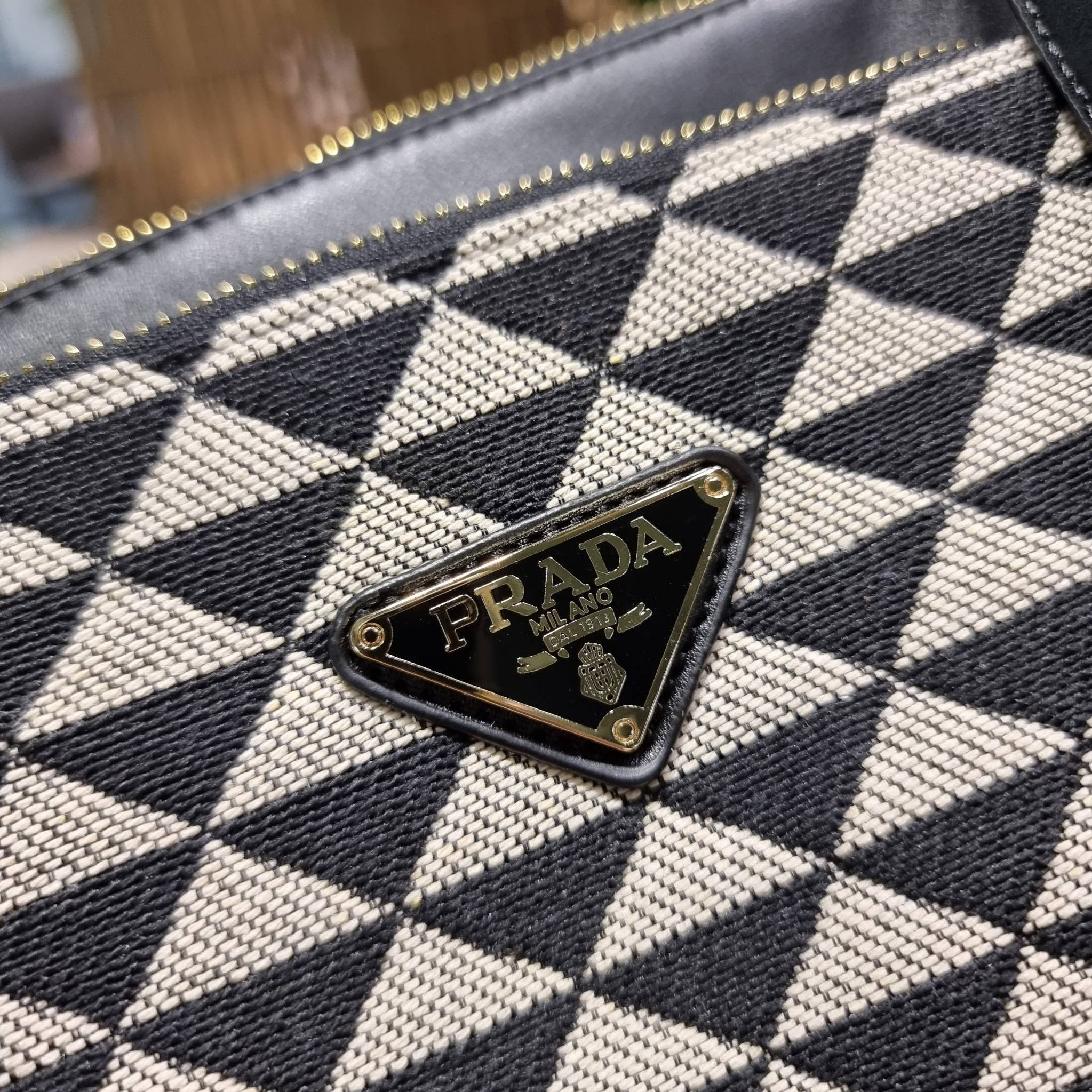 PRADA TRIANGLE BAG ล้ำกว่าใคร ใหม่กว่าใคร ไม่ต้องรอพรีฯ กระเป๋าสะพาย ดีไซน์ทรงสามเหลี่ยม ชิคๆคูลๆ ไม่มีใครเหมือน มีมาให้ถึง 2 ชิ้น วัสดุผ้า jacquard และหนังแท้ สวยคู่ สลับใช้ได้หลากหลายมากๆ เพราะยังมีสายสะพายมาให้อีกถึง 2 เส้น เกี่ยวคู่กันสะพายเท่ๆ หรือแย