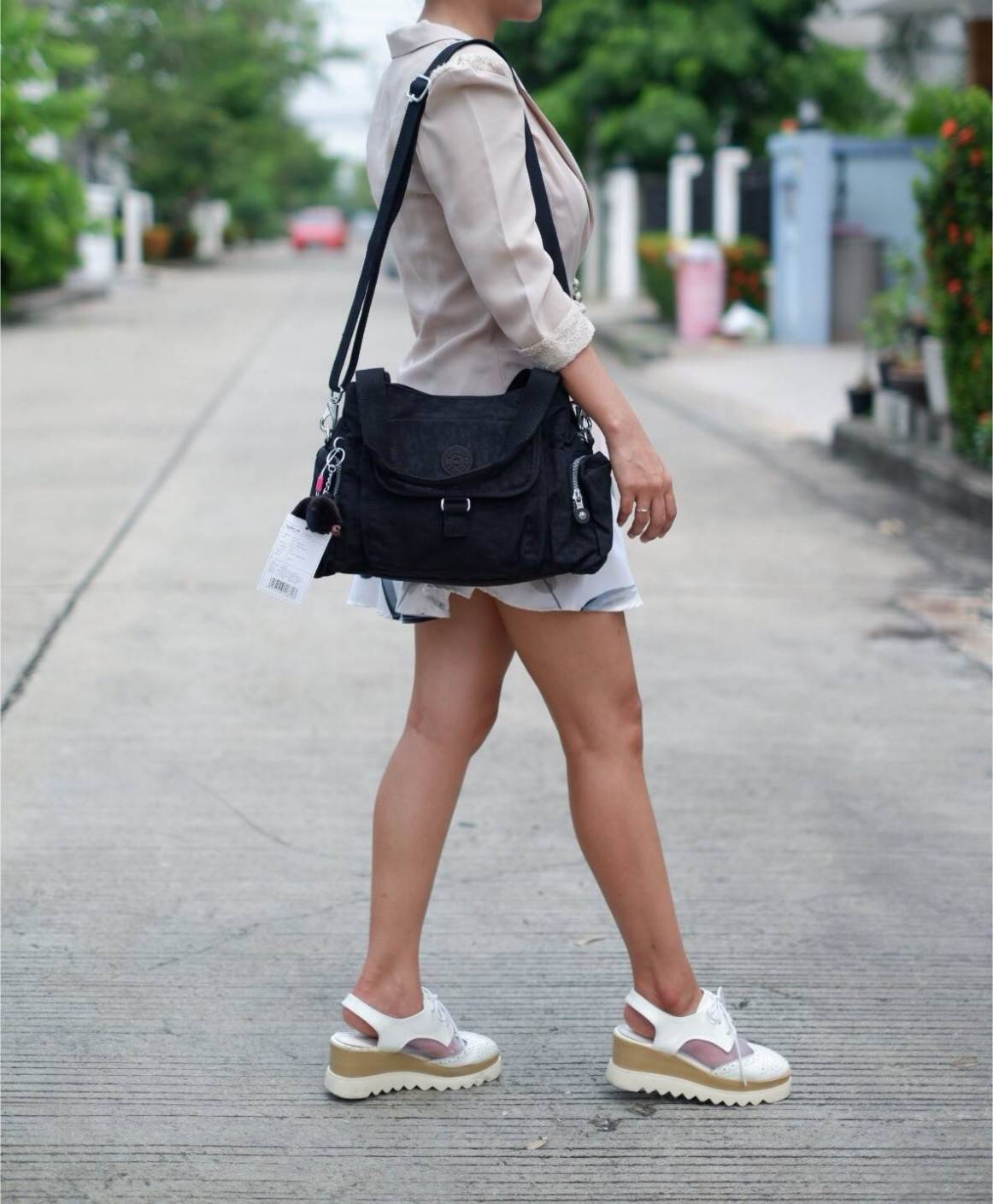 KIpling Felix Large Handbag Bag กระเป๋าถือหรือสะพายสไตล์ลำลองวัสดุ Nylon + Polyester 100% น้ำหนักเบามีหูหิ้วเเละสายสะพายยาวเลื่อนปรับระดับได้ถอดได้ เปิดปิดด้วยซิปสะดวกใช้ โลโก้เเบรนด์ มีช่องแบ่งถึง3ช่องเเยกเป็นสัดส่วน ด้านหน้าและด้านหลังมีช่องใส่ของเปิดปิ