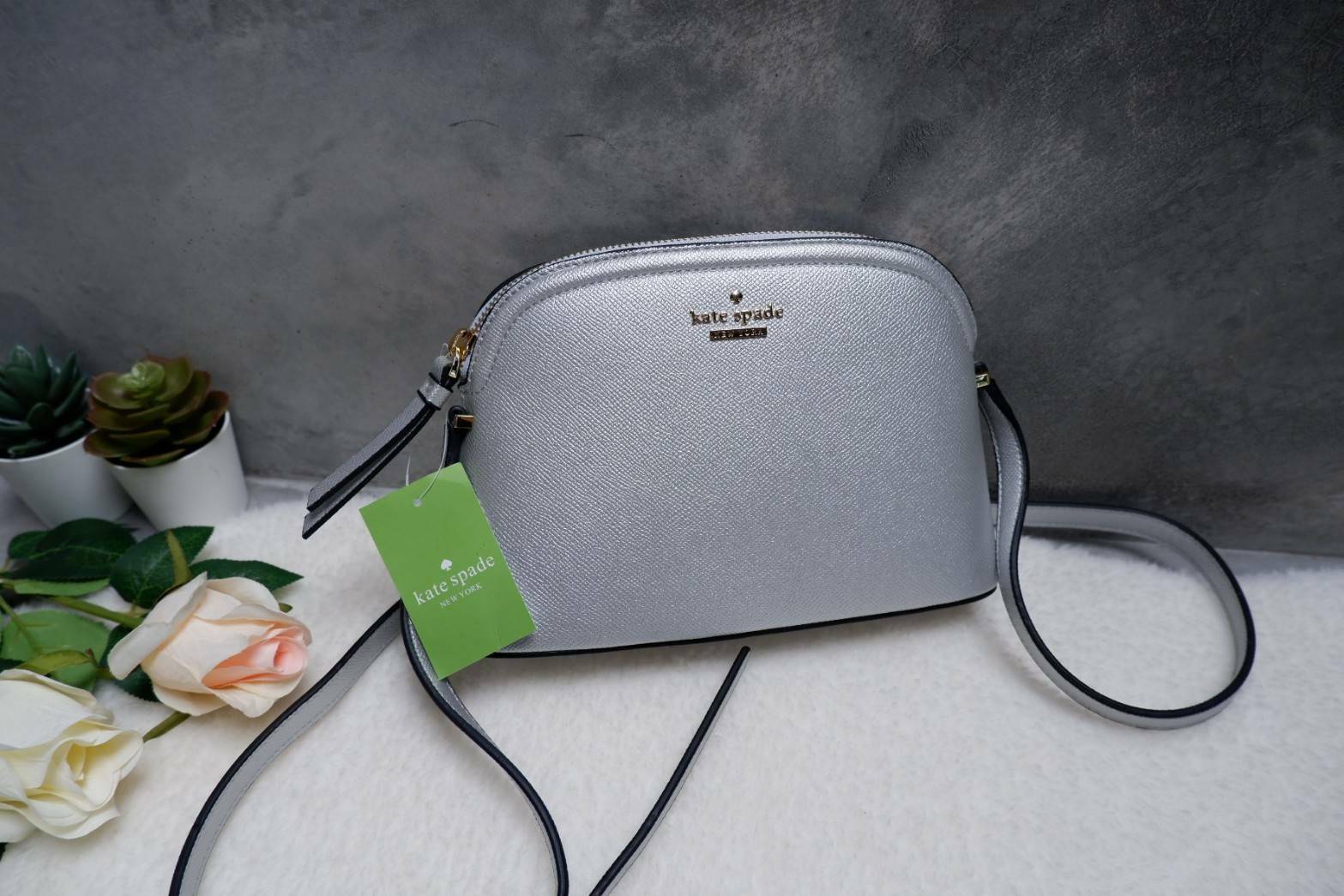 Katespade Crossbody Bag ด้านหน้าติดโลหะชื่อแบรนด์อะไหล่สีทอง เปิดปิดด้วยช่องซิป ด้านในเป็นช่องใส่สิ่งของ และมีป้ายหนังปั๊มโลโก้แบรนด์ ผ้าบุเป็นลายแบรนด์อีกด้วย รุ่นนี้มาพร้อมสายสะพายยาวปรับระดับได้ ทรงนี้สะพายกี่ทีก้อไม่มี out นะจ้ะสาวๆ
