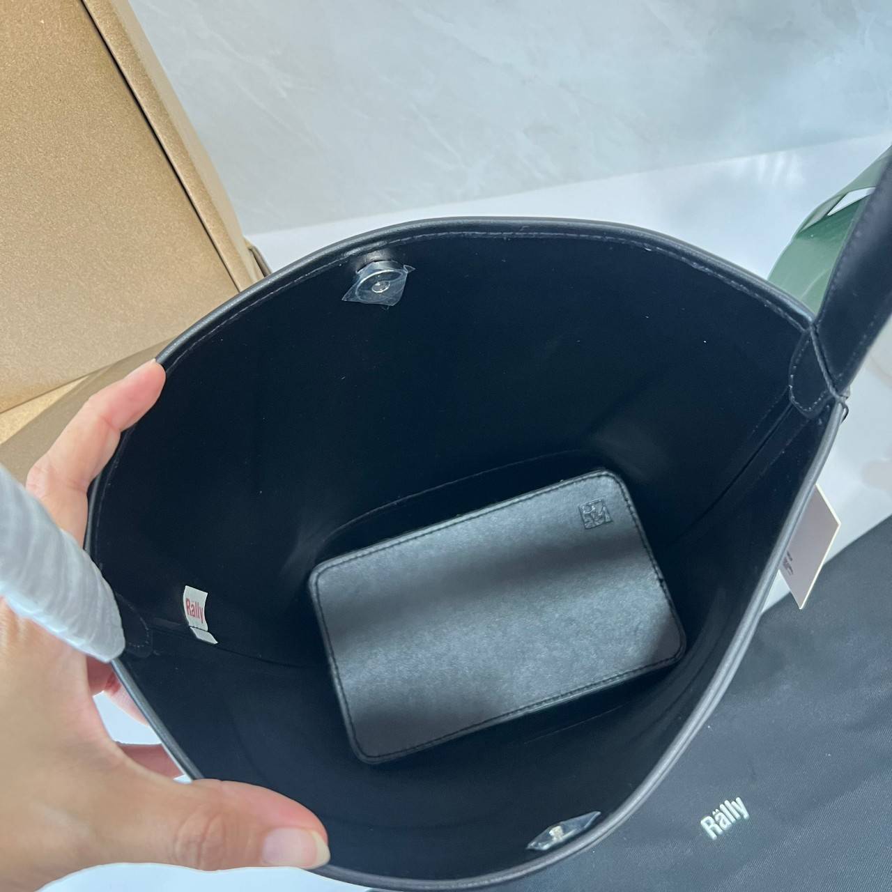 Rally The Bag Whisper กระเป๋าทรงบัคเก็ตงานหนังรุ่นใหม่ ฮอทติดลมบน มาแรงสะพายกันทั่วบ้านทั่วเมือง สายแบกสายขนห้ามพลาดจุของได้เยอะ รุ่นหนังผิวสัมผัสนิ่มมือ ทนทานและจุสิ่งของได้ครบครัน