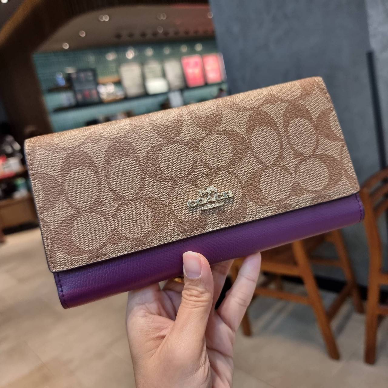 COACH F53763 TRIFOLD WALLET IN SIGNATURE กลับมาแล้วจ้า!! รุ่นขายดี!! 💓 ดีไซน์ใหม่ กระเป๋าสตางค์ใบยาว แถมที่ห้อยใส่บัตรแยกให้ (ถอดออกได้) น่ารักมากๆ ใช้งานง่าย เปิด-ปิดด้วยกระดุม ภายในใส่ธนบัตร ใส่บัตรได้เยอะ ใส่มือถือได้ไปอีก!! จุใจสุดๆ บอกเลยว่าใ