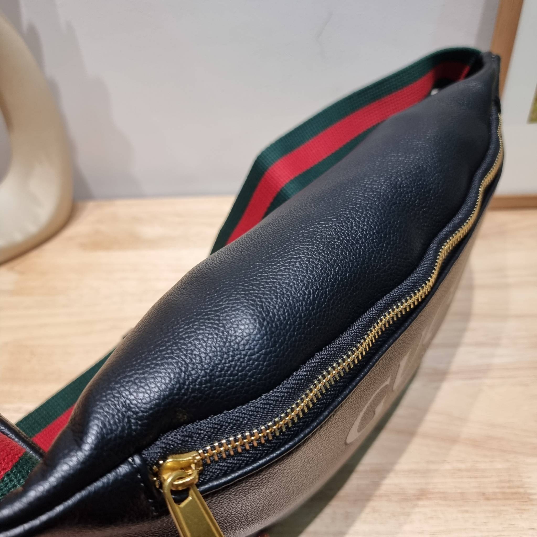 GUCCI Print Logo Belt Bag / GG LEATHER BELT BAG ไอเท็มยอดฮิต ขึ้นแท่น best seller กับกระเป๋าคาดอก ไซส์ใหญ่จุได้คุ้มค่า รูปทรงคลาสสิค พกพาง่าย ดีไซน์ลวดลายเอกลักษณ์ที่เป็นกิมมิค สายสะพายปรับได้ตามชอบ