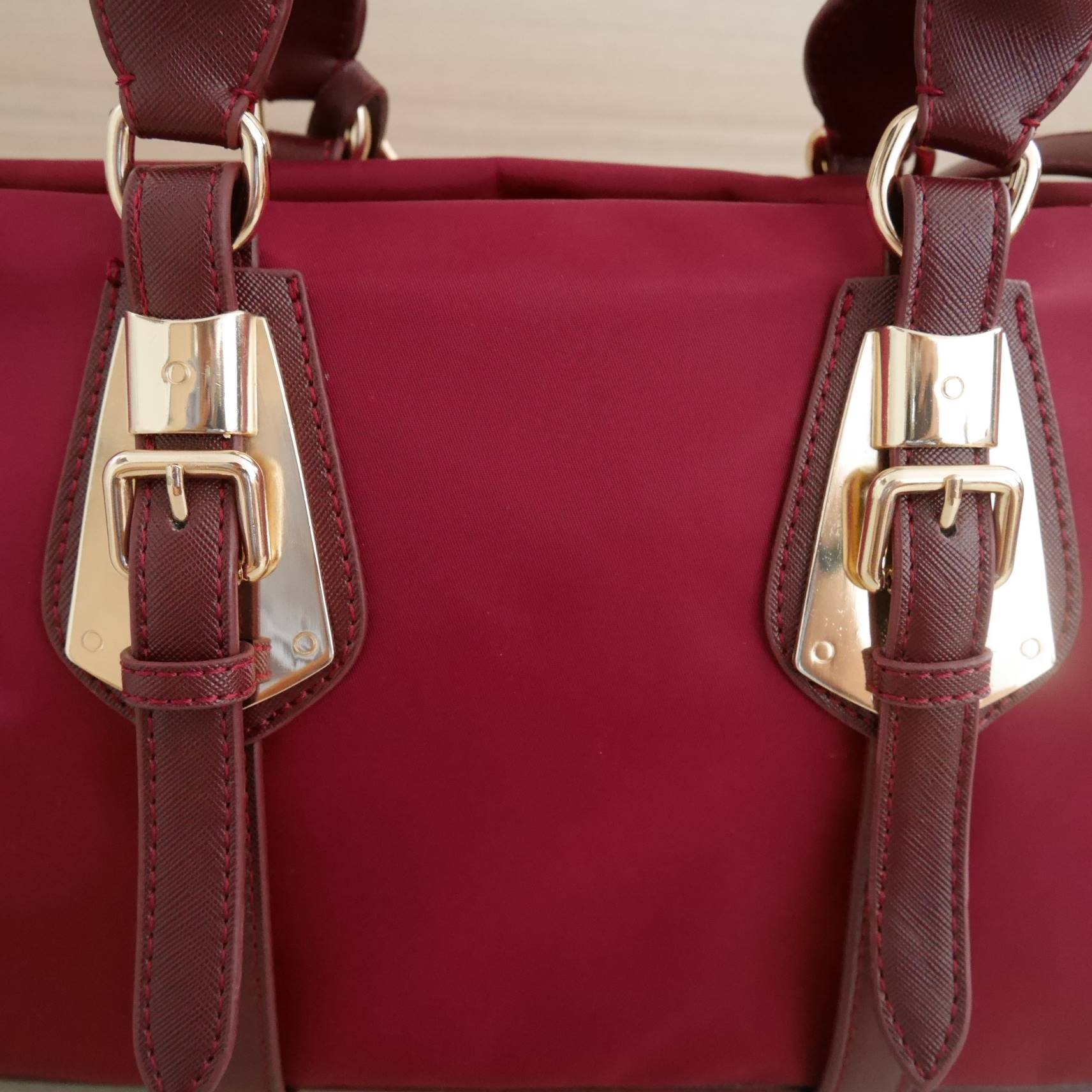 Restock!! รุ่นขายดีเว่อวัง **ถือแล้วหรูมาก กระเป๋าสะพายทรง Handbag จากงานพรีเมี่ยมกิ้ฟ แบรนด์ PRADA ของแท้100% เป็นกระเป๋าผ้า Nylon สลับหนัง PU จุของได้เยอะ สะพายไหล่ได้ เปิดปิดด้วยซิป ถือก็สวยๆ มีสายยาวค่ะ ใช้แล้วสวยมากๆคุ้มเกินราคารับประกัน รีบช้อปก่อนห