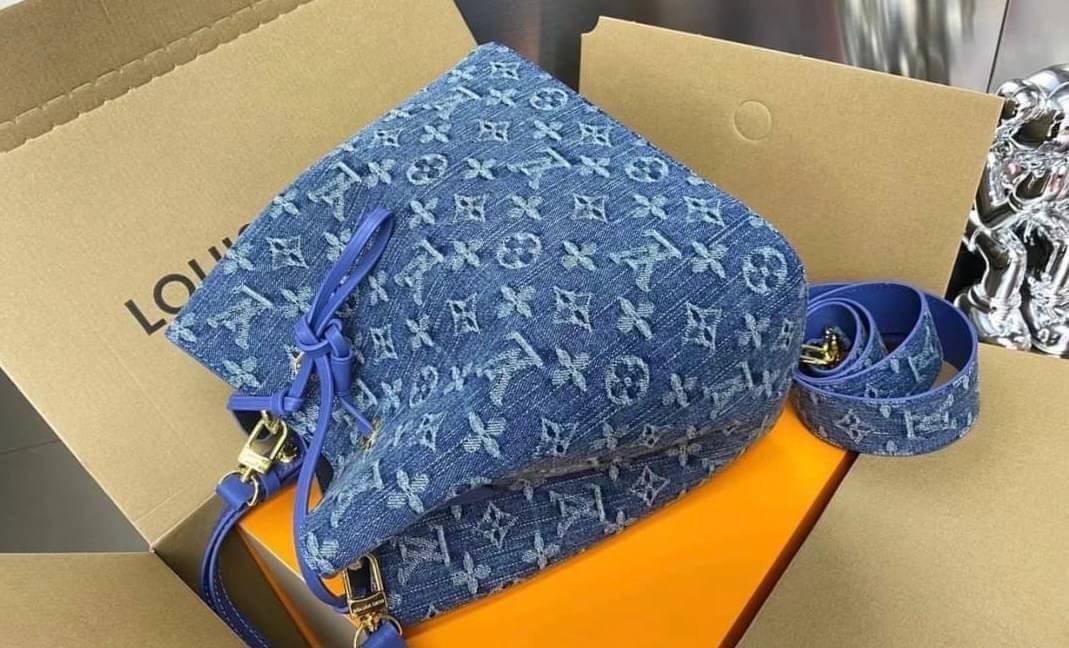 Louis Vuitton Blue Monogram / LV Denim Bucket Bag กระเป๋าทรงบัคเก็ต แบบมีหูรูดทำมาจากหนังแคนวาสโมโนแกรม ที่มีขอบหนังตัดกัน ที่จับหนังที่พกพาสะดวก พร้อมสายสะพาย 2 เส้น สายสปอร์ต และสายหนัง พร้อมส่งที่ไทย