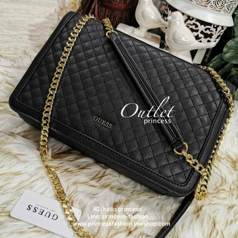 GUESS CROSSBODY BAG กระเป๋าสะพายรุ่นใหม่ล่าสุดทรงเหลี่ยมหนังสวยเดินเส้นลายตารางอยู่ทรงด้านหน้าประดับโลโก้ GUESS อะไหล่ทอง เปิดปิดด้วยฝาปิดกระดุมแม่เหล็ก ภายในมีฌลโก้และช่องซิป กว้างและจุใส่กระเป๋าสตางค์ใบยาว ของจุกจิกได้เยอะ สายสะพายโซ่ตมีที่รองบ่าจะเลื่อ