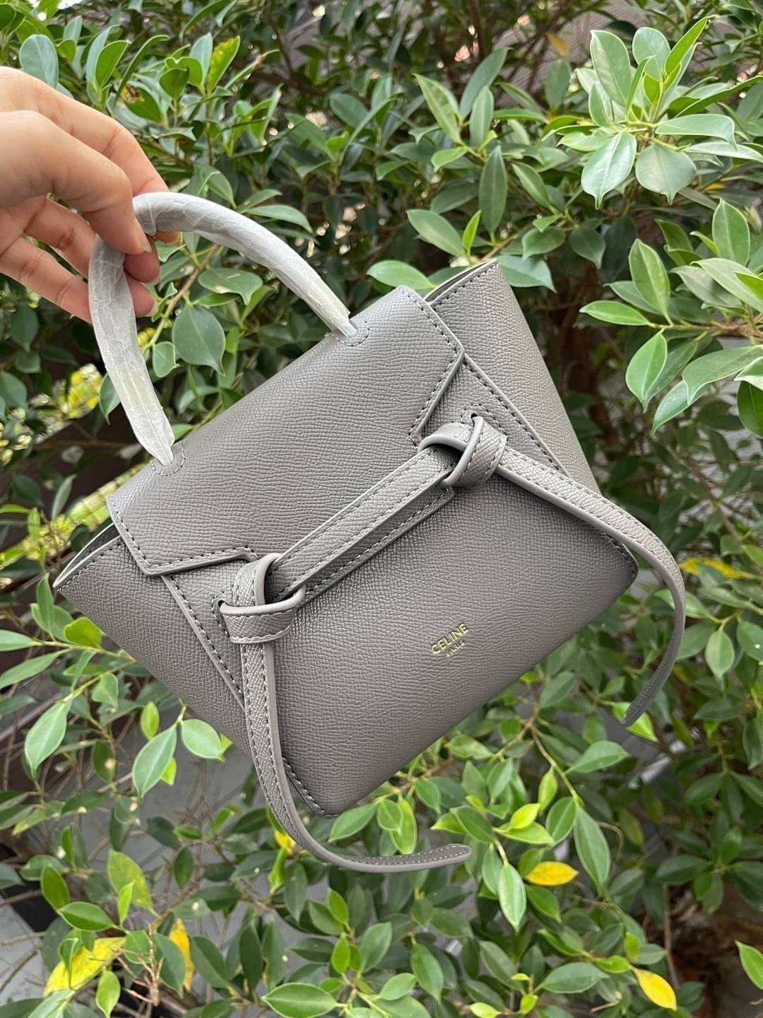 Celine Pico Belt Bag / Celine Belt Bag (ใบเล็ก) อีกหนึ่งคอลเลคชั่้นที่ได้รับความนิยมอย่างมาก บ่งบอกความเป็นตัวตนของแบรนด์ กลิ่นอายความคลาสสิก