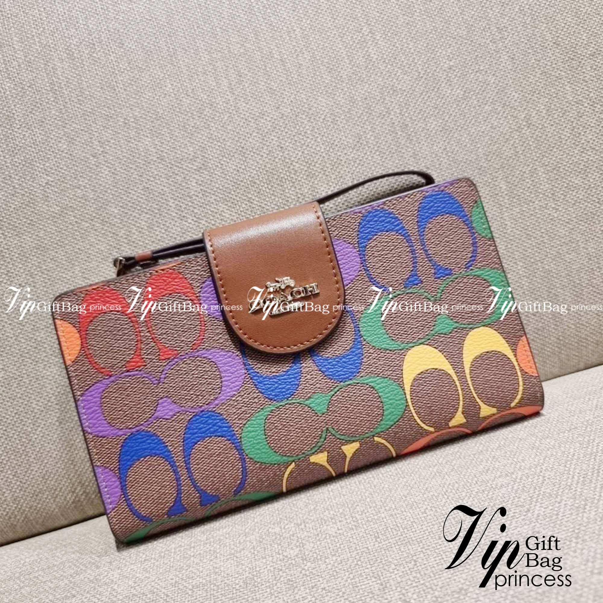 COACH C9944 TECH WALLET IN RAINBOW SIGNATURE CANVAS ดีไซน์ใหม่ คอลเลคชั่นสวยหรู กระเป๋าสตางค์พร้อมสายคล้องมือ ง่ายต่อชีวิตมากจ้า!! มันดี มันพร้อม มันสวยจริงจัง!! ใส่ได้ทั้งบัตร และโทรศัพท์ก็ใส่ได้ทุกรุ่น แถมยังมีช่องซิปแยกไปอีก ช่องเยอะไม่ต้องห่วงจริงๆ วั