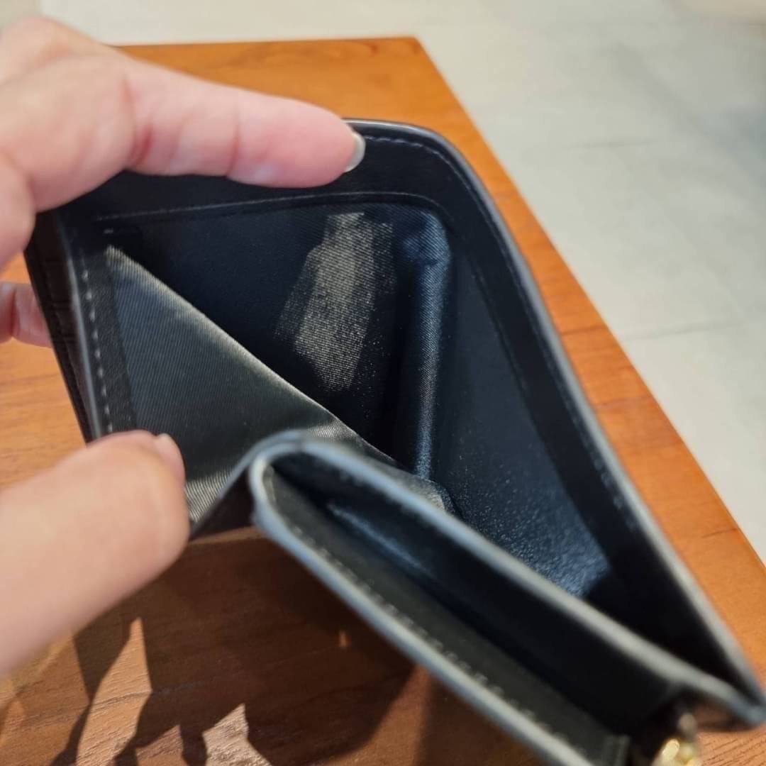 COACH C0082 MEDIUM CORNER ZIP WALLET IN SIGNATURE CANVAS ดีไซน์ใหม่ล่าสุด!! กระเป๋าสตางค์ใบกลาง 👛 ขนาดกำลังเหมาะมือ วัสดุหนังแคนวาสเคลือบลาย ดูแลรักษาง่าย มีช่องใส่บัตรและธนบัตรครบ และช่องซิปแยกไว้ใส่เหรียญ ครบเซ็ทแบบนี้เหมาะส่งต่อเป็นของขวัญที่สุ