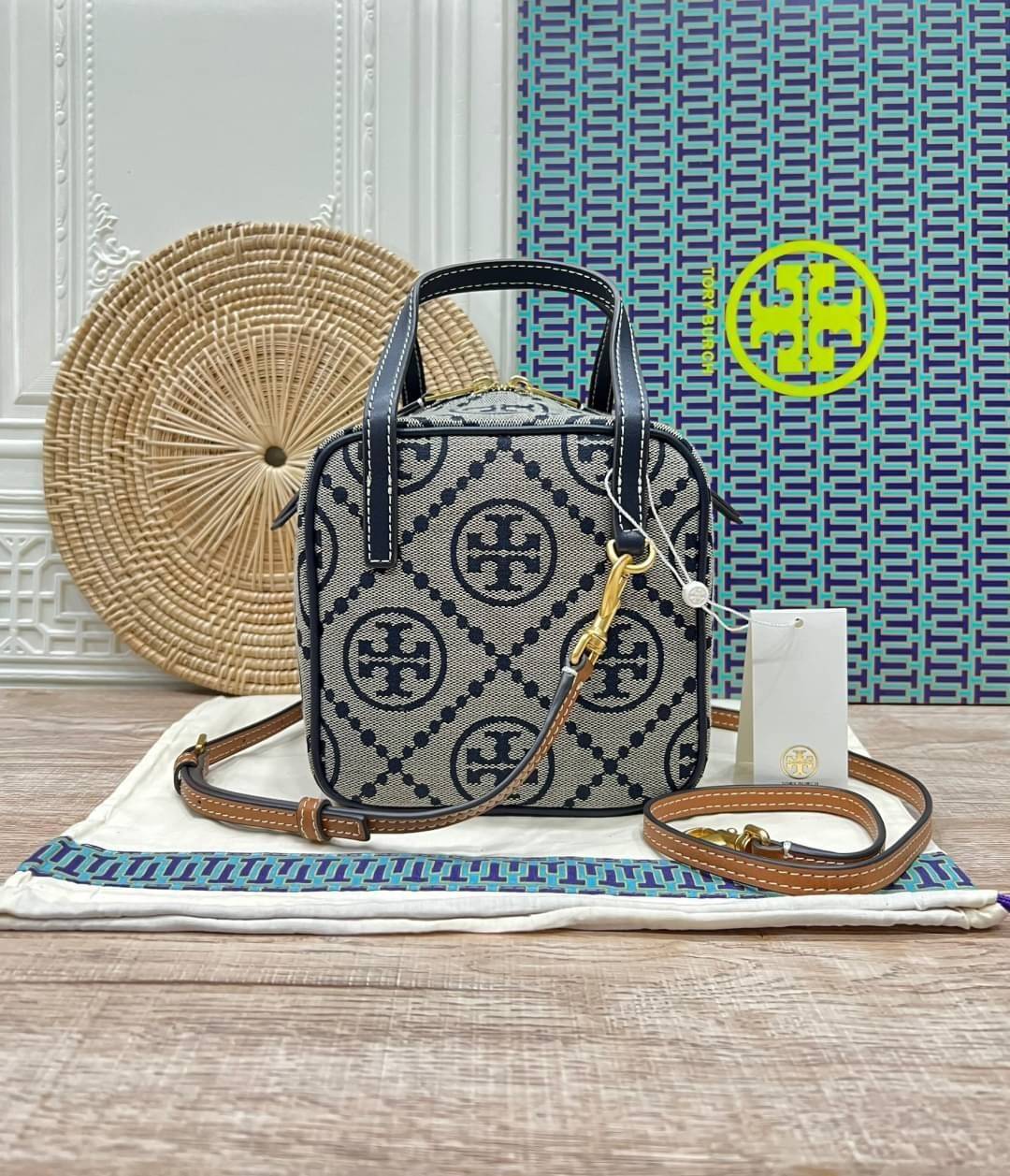 TORY BURCH T MONOGRAM JACQUARD CUBE BAG 🎁พร้อมส่งที่ไทยใหม่ล่าสุด! ปีใหม่นี้เราต้องมีกระเป๋าสวยและเก๋ไว้ใช้กันค่ะ กับกระเป๋าทรง CUBE ดีไซด์ให้ดูเรียลร่วมสมัยมากขึ้น สามารถหยิบจับของได้ง่าย ทรงกระเป๋าแบบกล่อง